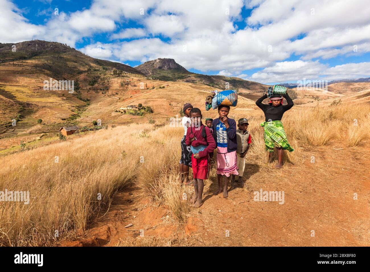 Famille malgache dans le paysage rural . Madagascar Banque D'Images