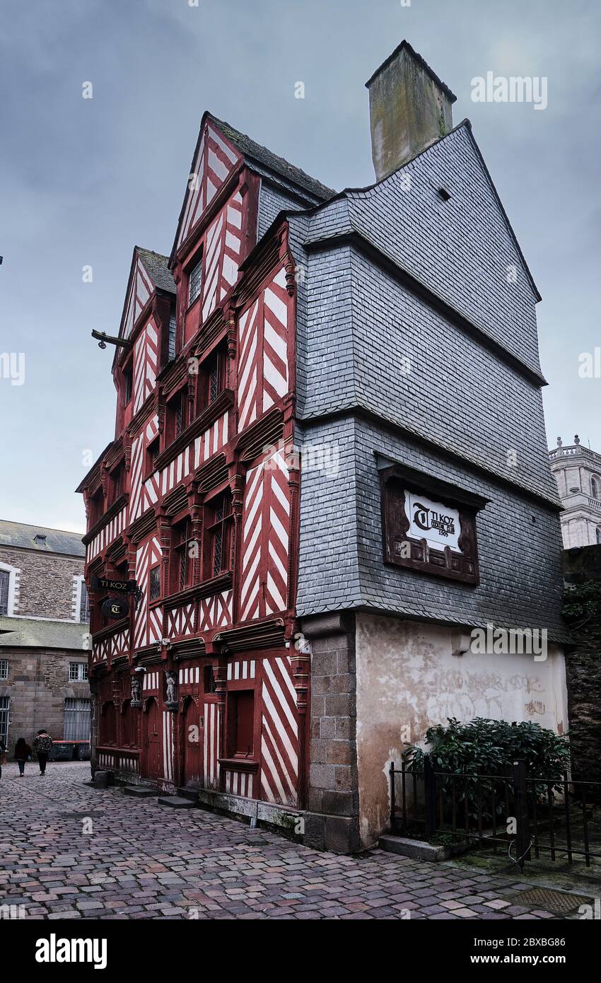 Une ancienne sculpture en bois de 1552 à la maison Ti Koz dans le centre de la vieille ville de Rennes. Banque D'Images