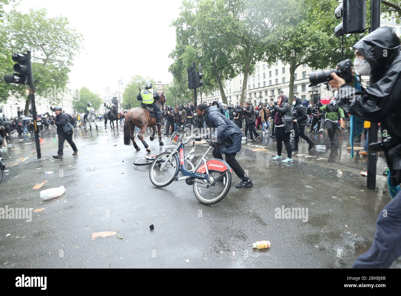 Une bicyclette est jetée à cheval sur la police montée à Whitehall à la suite d'un rassemblement de protestation Black Lives Matter à Parliament Square, Londres, en mémoire de George Floyd, tué le 25 mai alors qu'il était en garde à vue dans la ville américaine de Minneapolis. Banque D'Images