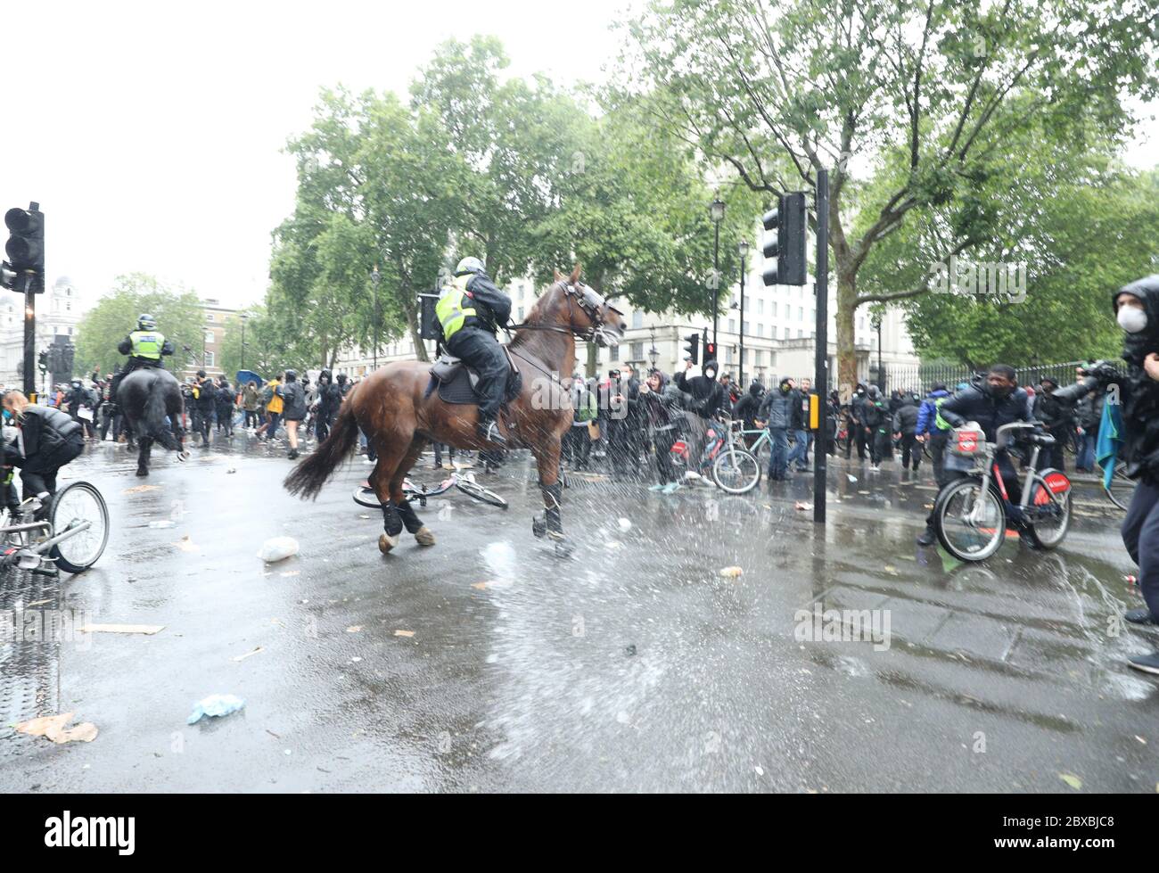 Une bicyclette est jetée à cheval sur la police montée à Whitehall à la suite d'un rassemblement de protestation Black Lives Matter à Parliament Square, Londres, en mémoire de George Floyd, tué le 25 mai alors qu'il était en garde à vue dans la ville américaine de Minneapolis. Banque D'Images