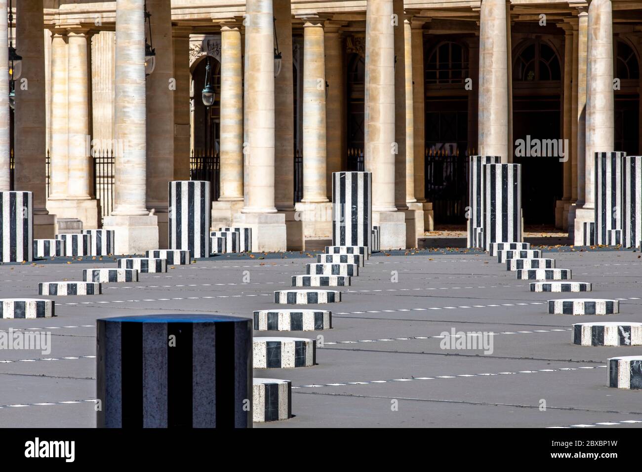 Paris, France - 29 mai 2020 : Cour d'Honneur au Palais Royal (Palais-Cardinal, 1639) à Paris : célèbres colonnes noires et blanches Buren (1985) Banque D'Images