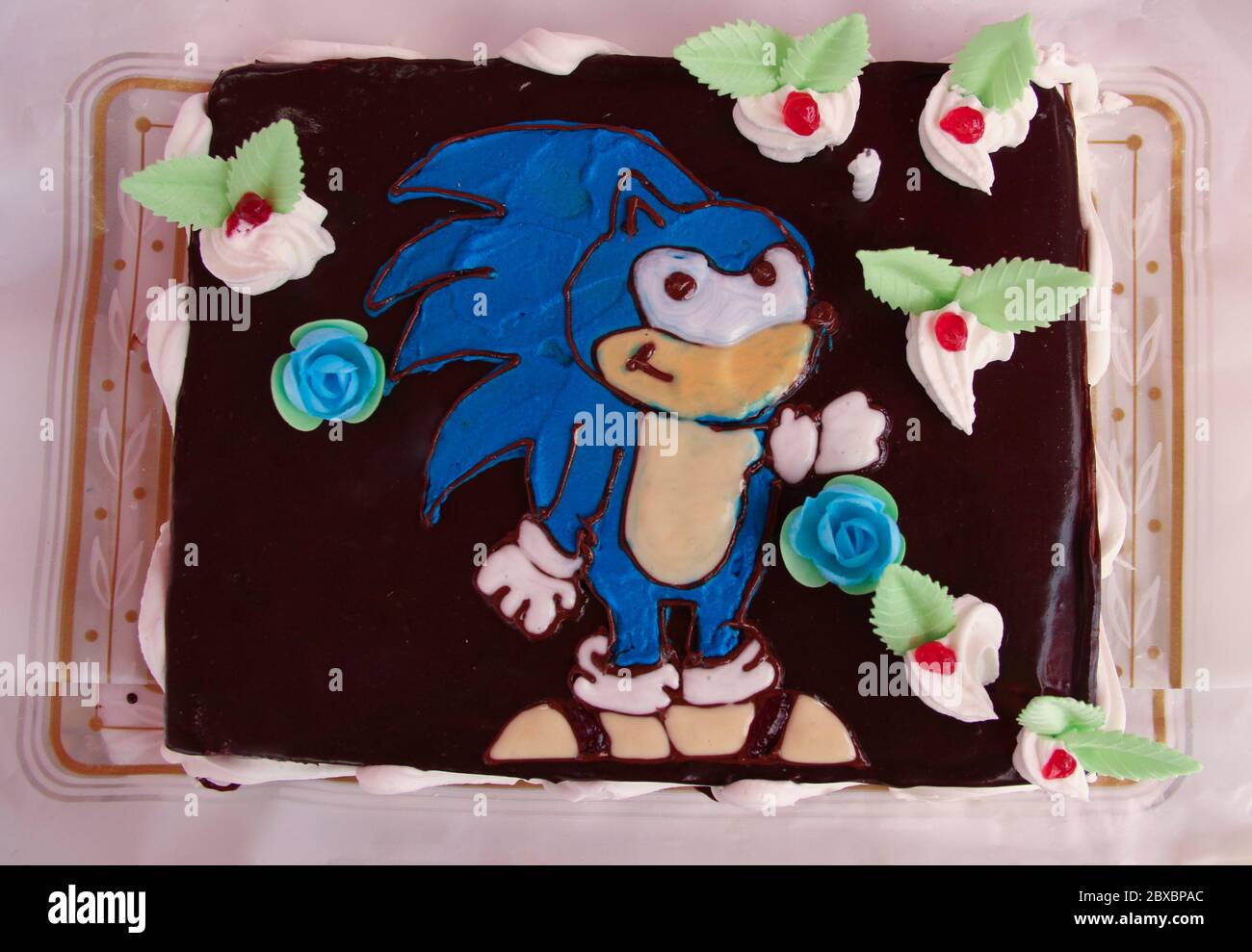 Vue De Dessus D Un Gateau Au Chocolat Avec Sonic Le Herisson Tire A La Main Avec De La Creme Et Du Caramel Malaga Espagne 29 Juillet 12 Photo Stock Alamy