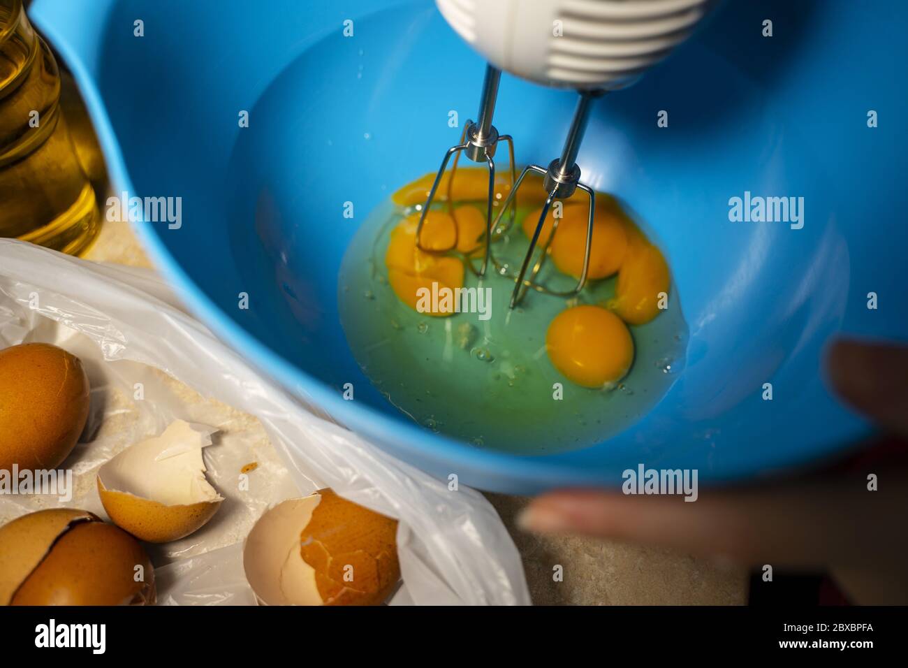 Recette avec œufs et mixeur plongeant Photo Stock - Alamy