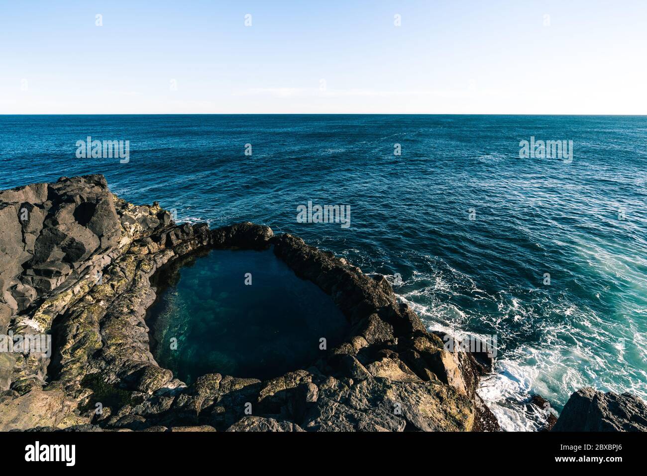 La piscine de roche de lave appelée Brimkeptill est un endroit très intéressant dans la péninsule de Reykjanes en Islande. Tourisme en Islande Banque D'Images