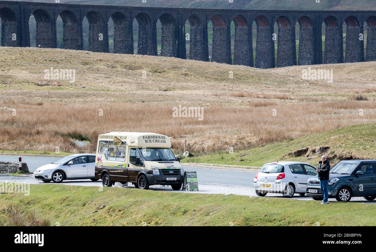 Viaduc de Ribblehead, Yorkshire du Nord, UK13 mai 2020. Les visiteurs ne sont pas soumis à des restrictions de voyage et visitent Ribblehead dans les Yorkshire Dales, où un Ice CRE Banque D'Images