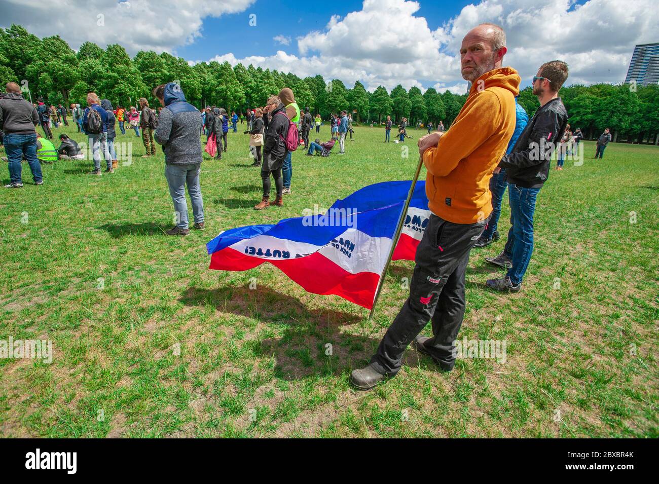 Malieveld, la Haye, pays-Bas. Samedi 6 juin 2020. C'est la deuxième démonstration de ce type en autant de semaines. La manifestation qui s'est tenue samedi dernier sur le Koekamp, à la Haye, a été brutalement mise fin par le maire par intérim Johan Kemkes; lorsque le nombre de manifesteurs autorisés a dépassé la directive gouvernementale de 30 socialement distancés. Leur argument aujourd’hui : « si le gouvernement avait permis une réunion de 5000 manifestants sur la place du Dam à Amsterdam, nous aussi pouvons nous rassembler en masse. Crédit : Charles M Vella/Alay Live News Banque D'Images