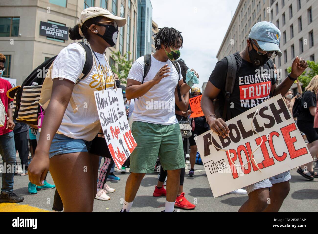Les manifestants dansent dans les rues près de la Maison Blanche lors d'une marche contre la brutalité et le racisme de la police à Washington, DC, le samedi 6 juin 2020.Credit: Amanda Andrade-Rhoades/CNP | usage dans le monde entier Banque D'Images