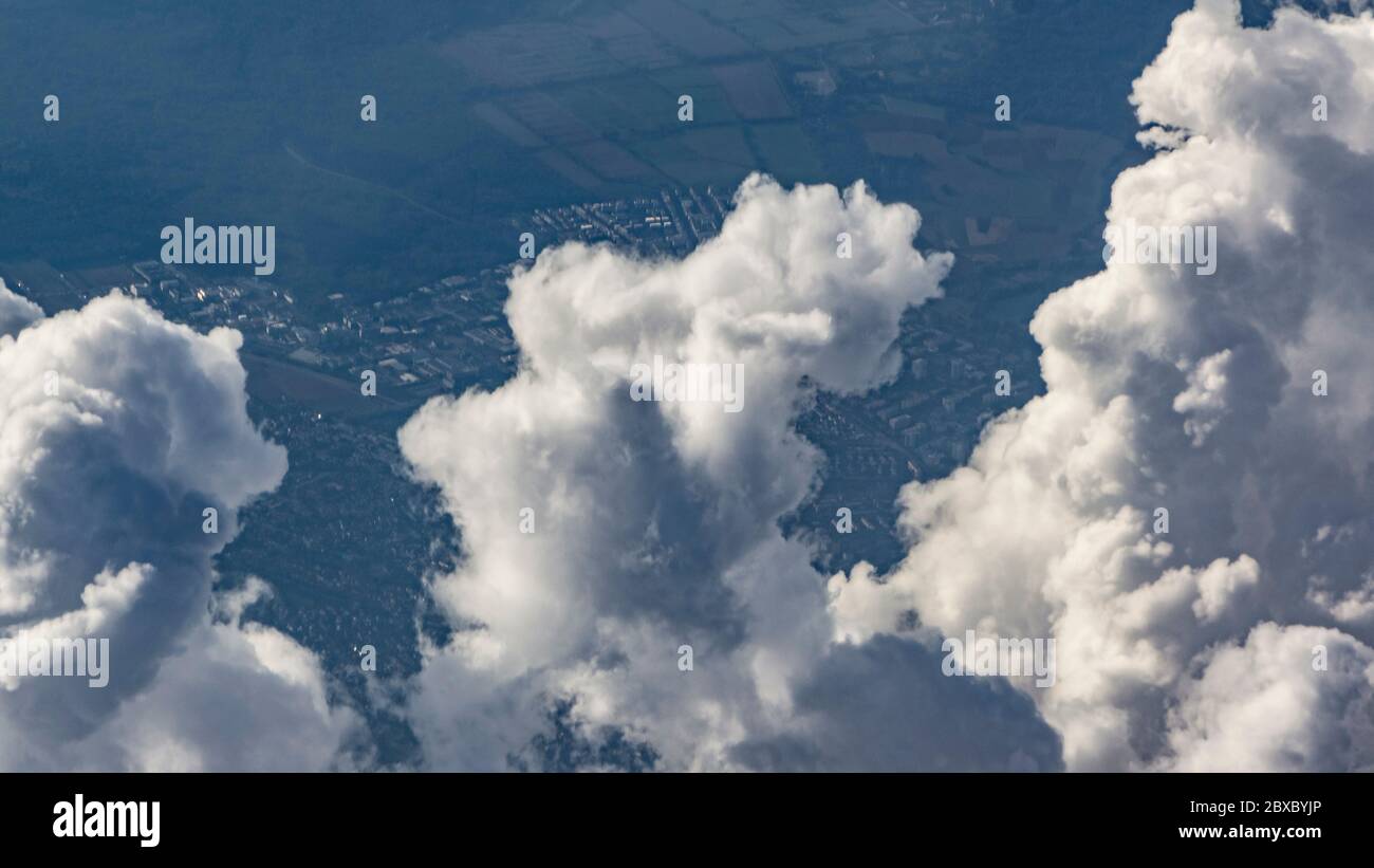 nuages blancs en hausse vus d'un avion Banque D'Images
