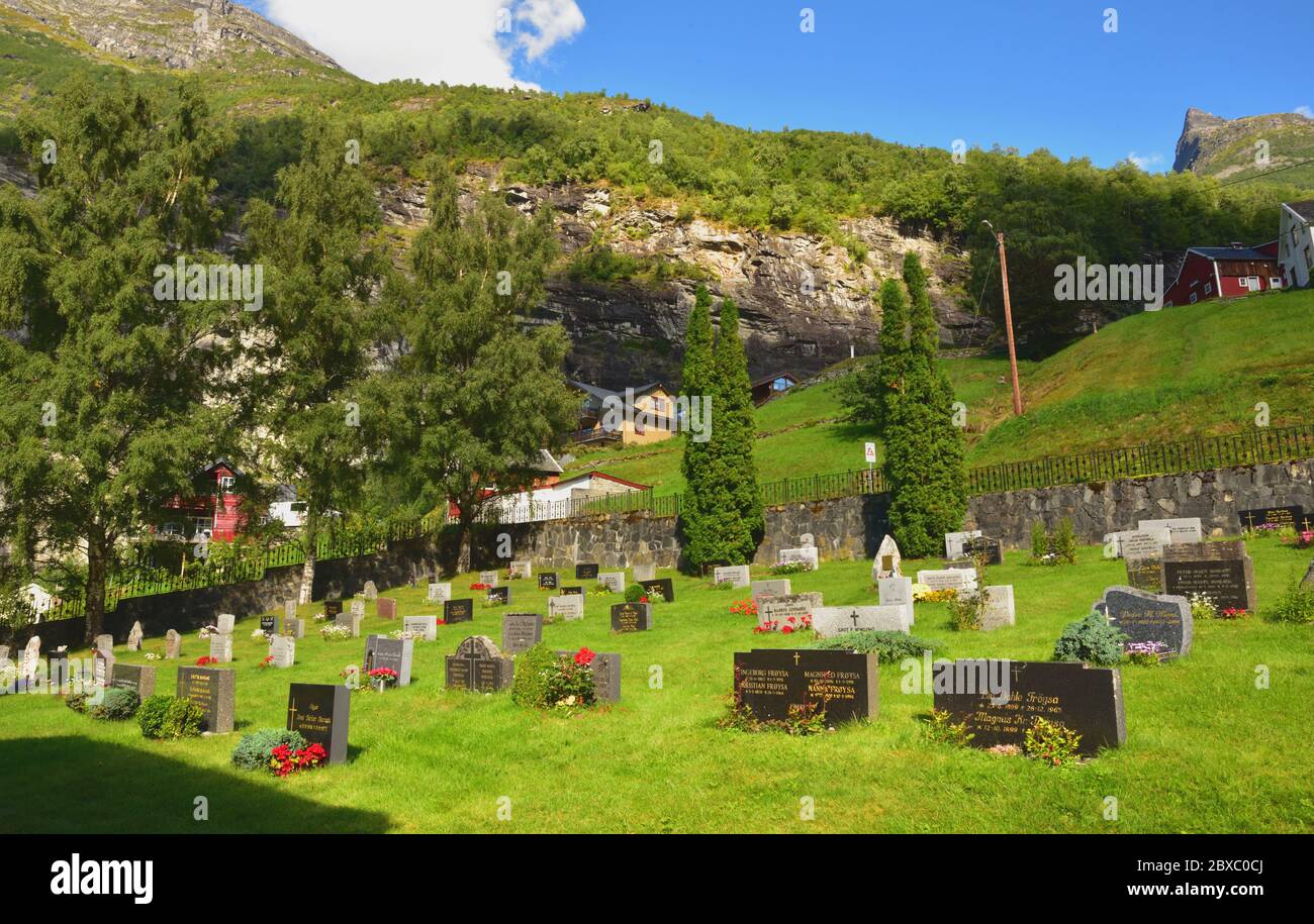 Cimetière derrière la petite église attrayante de Geiranger, Norvège. Banque D'Images