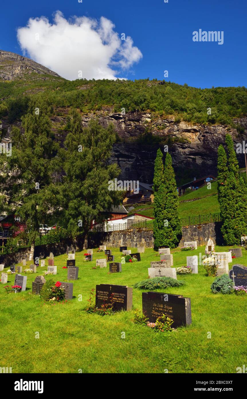 Cimetière derrière la petite église attrayante de Geiranger, Norvège. Banque D'Images