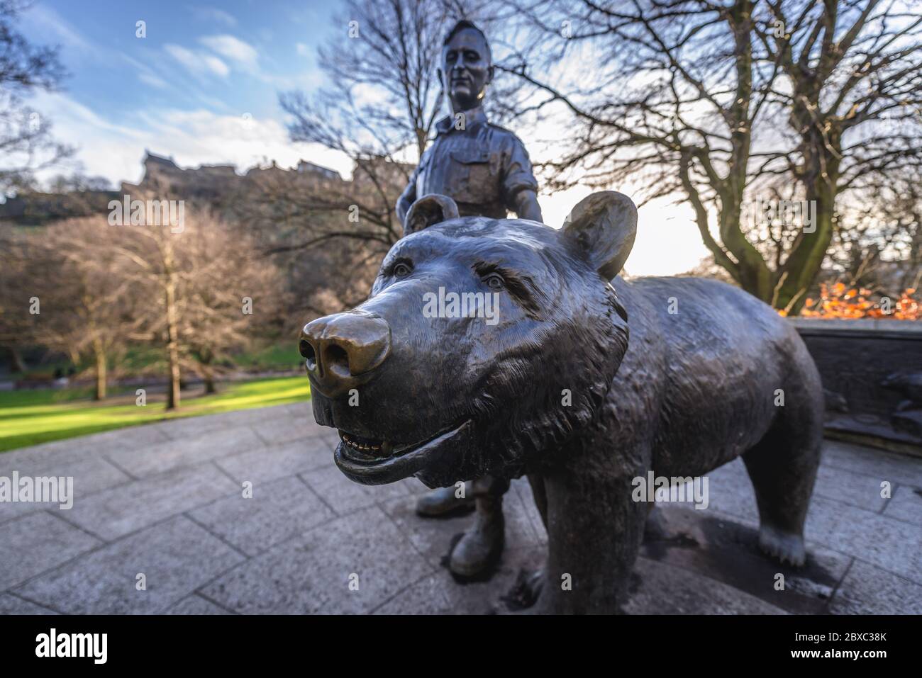 Statue de Wojtek l'ours soldat dans le parc public de Princes Street Gardens à Édimbourg, capitale de l'Écosse, Royaume-Uni, Château d'Édimbourg en arrière-plan Banque D'Images