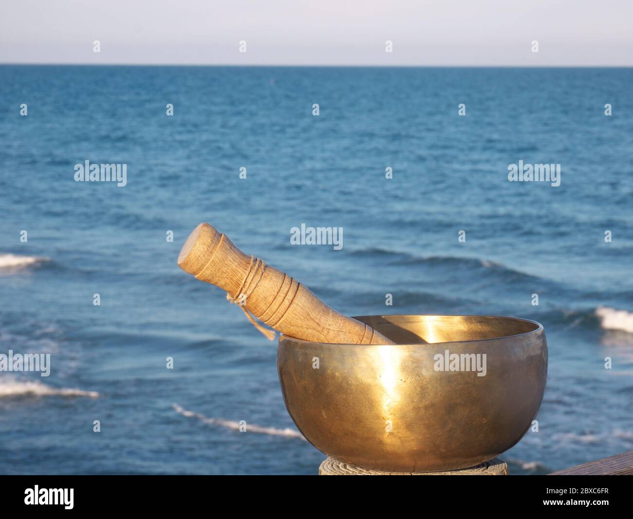 Bol de chant avec la mer en arrière-plan Banque D'Images