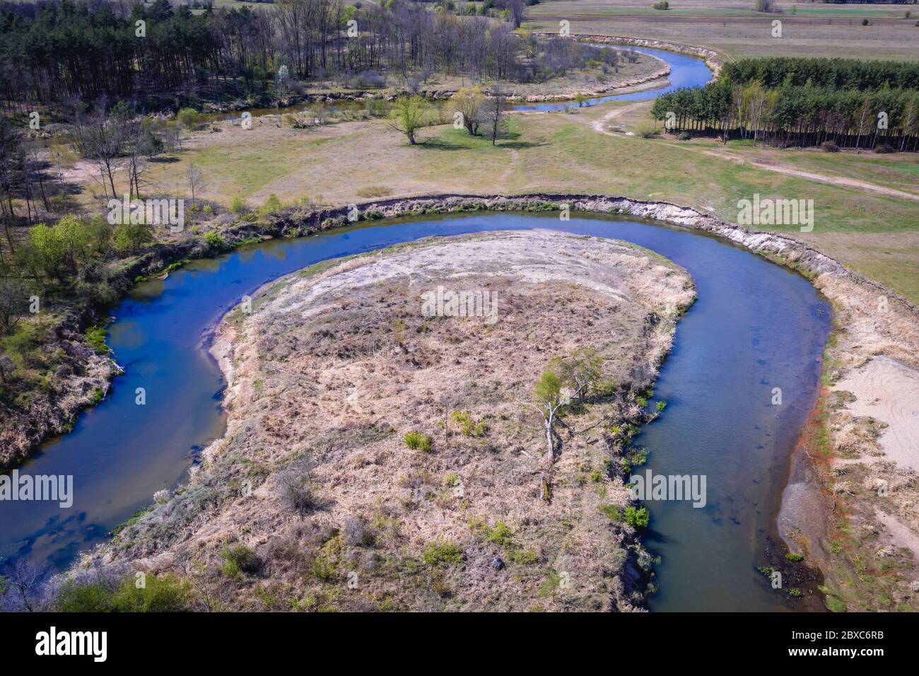 Virage de la rivière Liwiec près de Wolka Paplinska dans le district administratif de Gmina Lochow, dans le comté de Wegrow, en Pologne Banque D'Images