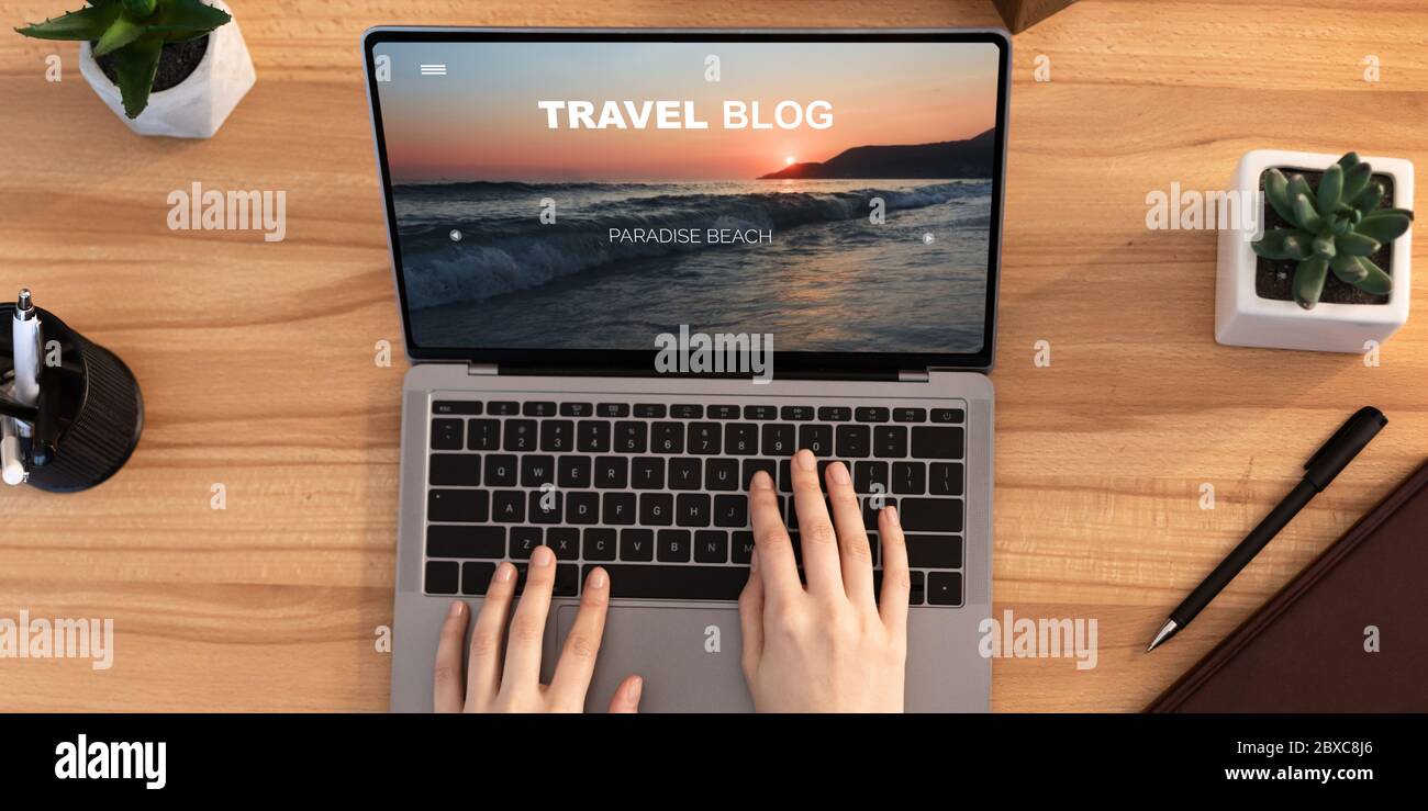Vue de dessus de jeune femme qui navigue à travers le blog de voyage sur ordinateur portable à table, collage Banque D'Images