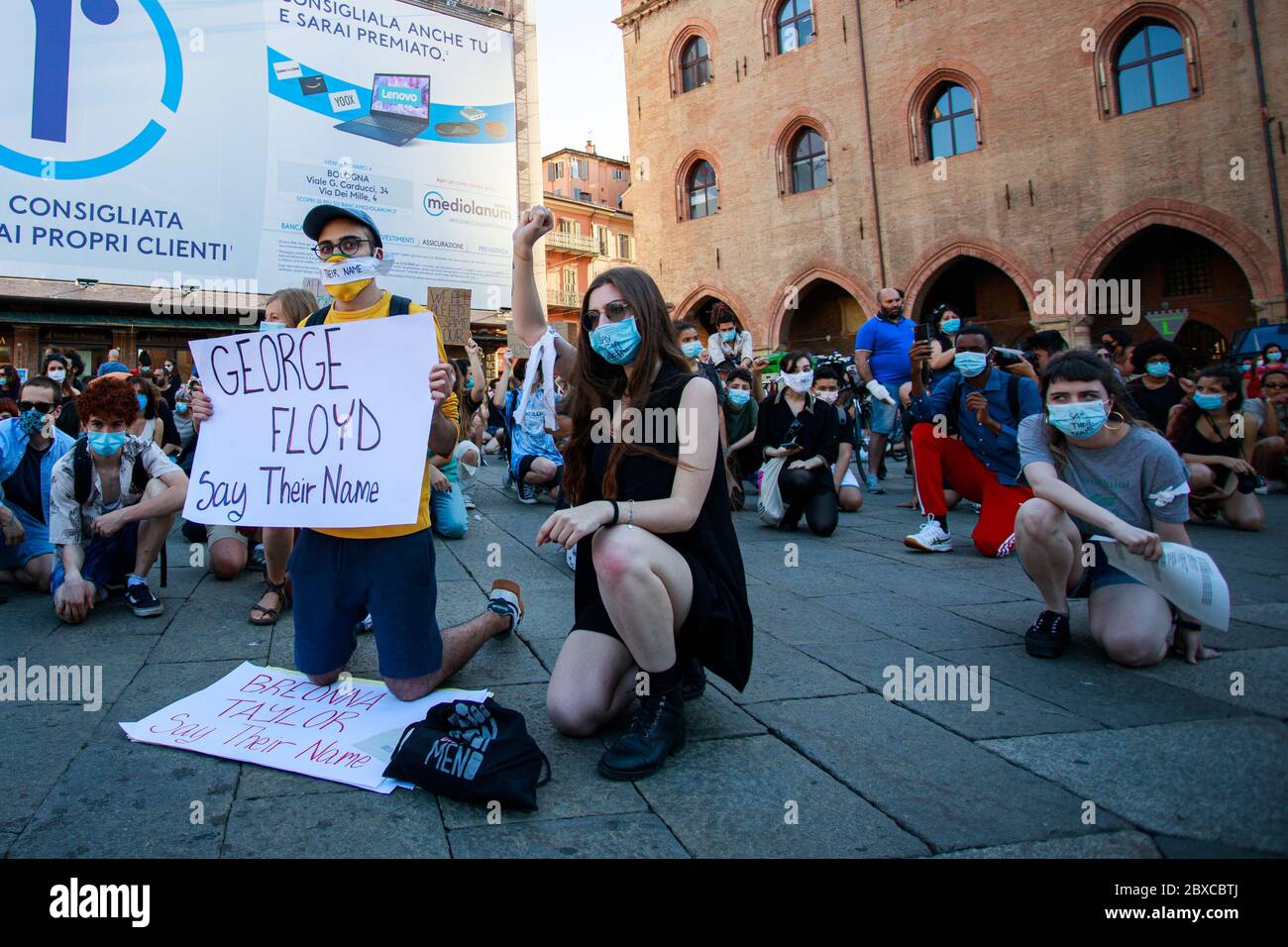 Bologne, Italie. 6 juin 2020. Black Lives Matter lutte contre la violence policière à la Piazza Maggiore à Bologne le 6 juin 2020 crédit: Massimiliano Donati/Alay Live News Banque D'Images