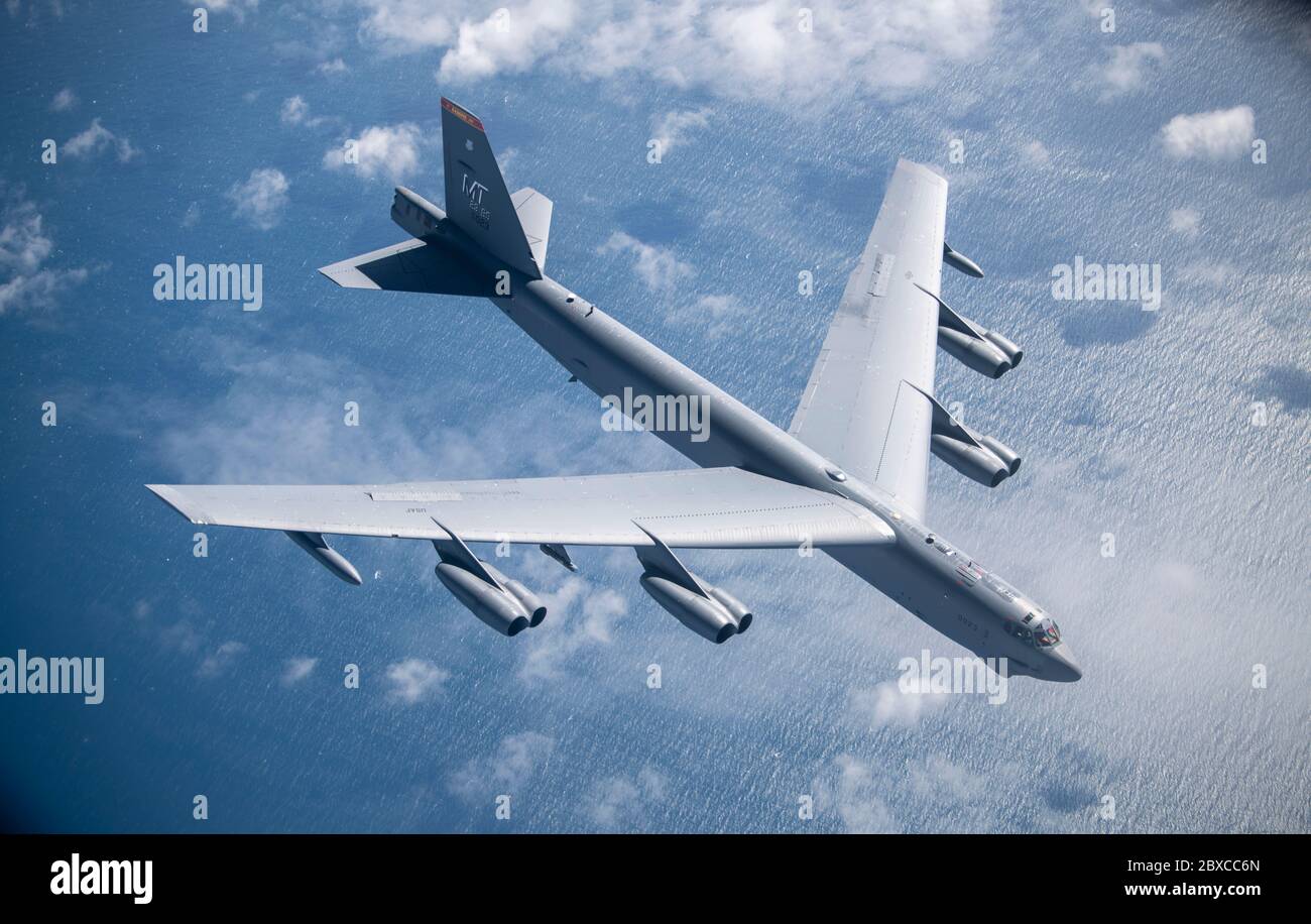 Un bombardier B-52 Stratoforteresse de la Force aérienne des États-Unis, de la 5e Escadre Bomb, s'éloigne d'un KC-135 Stratotanker après avoir fait le plein lors d'une mission d'bombardier stratégique le 3 juin 2020 au large de la côte nord de la Norvège. Banque D'Images