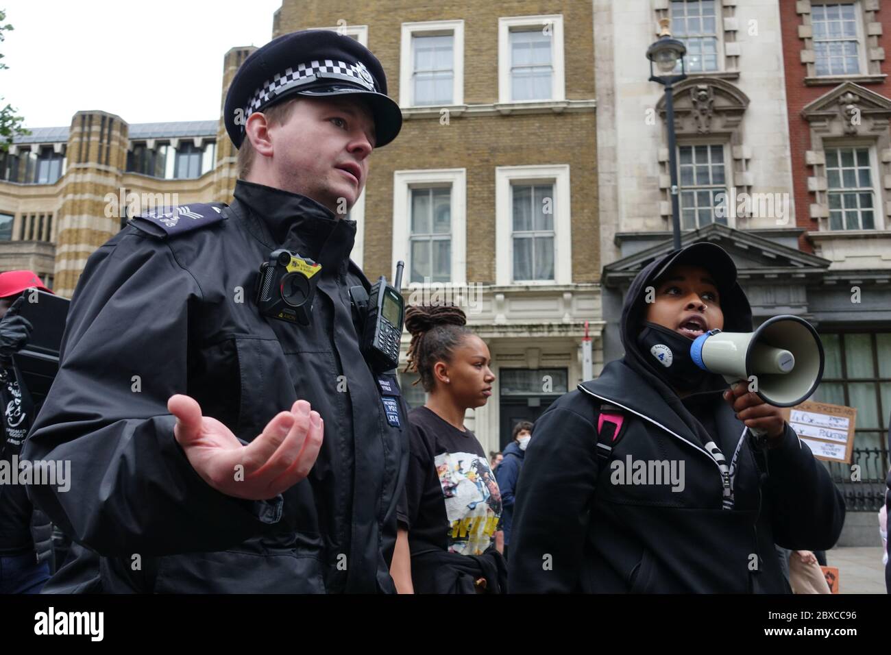 Des milliers de vies noires comptent des manifestants qui passent par Londres le 6 juin 2020. Banque D'Images