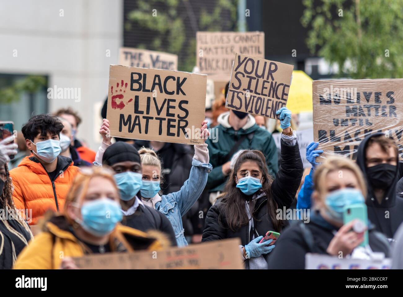Black Lives Matter contre le racisme manifestation à Southend on Sea, Essex, Royaume-Uni, après la mort de George Floyd aux mains de la police aux États-Unis Banque D'Images
