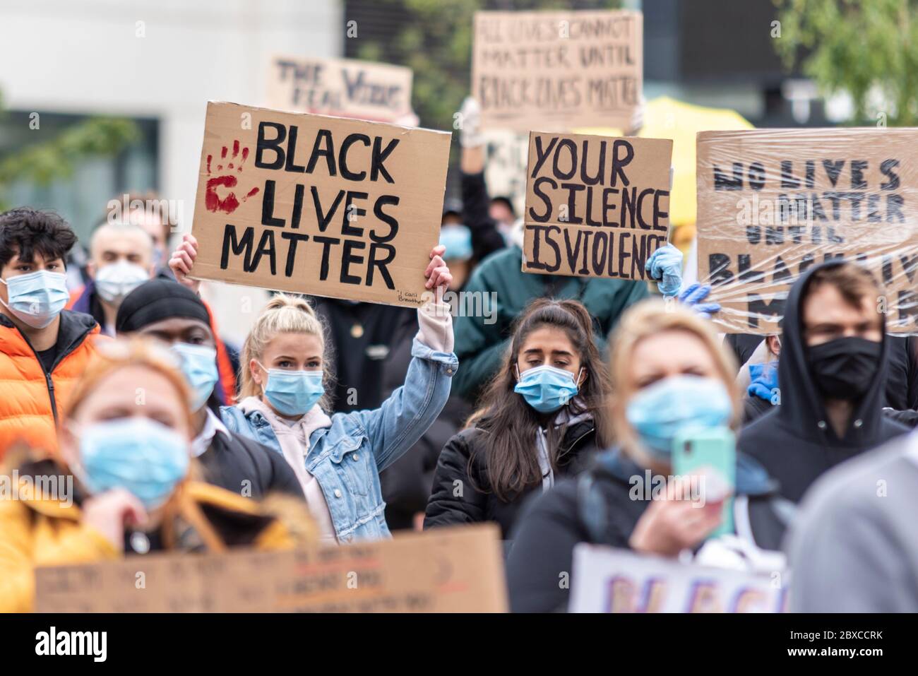 Black Lives Matter contre le racisme manifestation de protestation à Southend on Sea, Essex, Royaume-Uni. Foule avec des écriteaux. Votre silence est la violence. Blanc, caucasien Banque D'Images