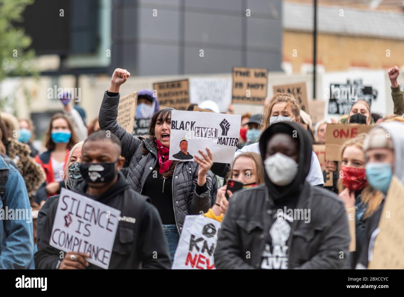 Black Lives Matter contre le racisme manifestation de protestation à Southend on Sea, Essex, Royaume-Uni. Femme blanche parmi la foule avec le poing levé. Non masqué Banque D'Images