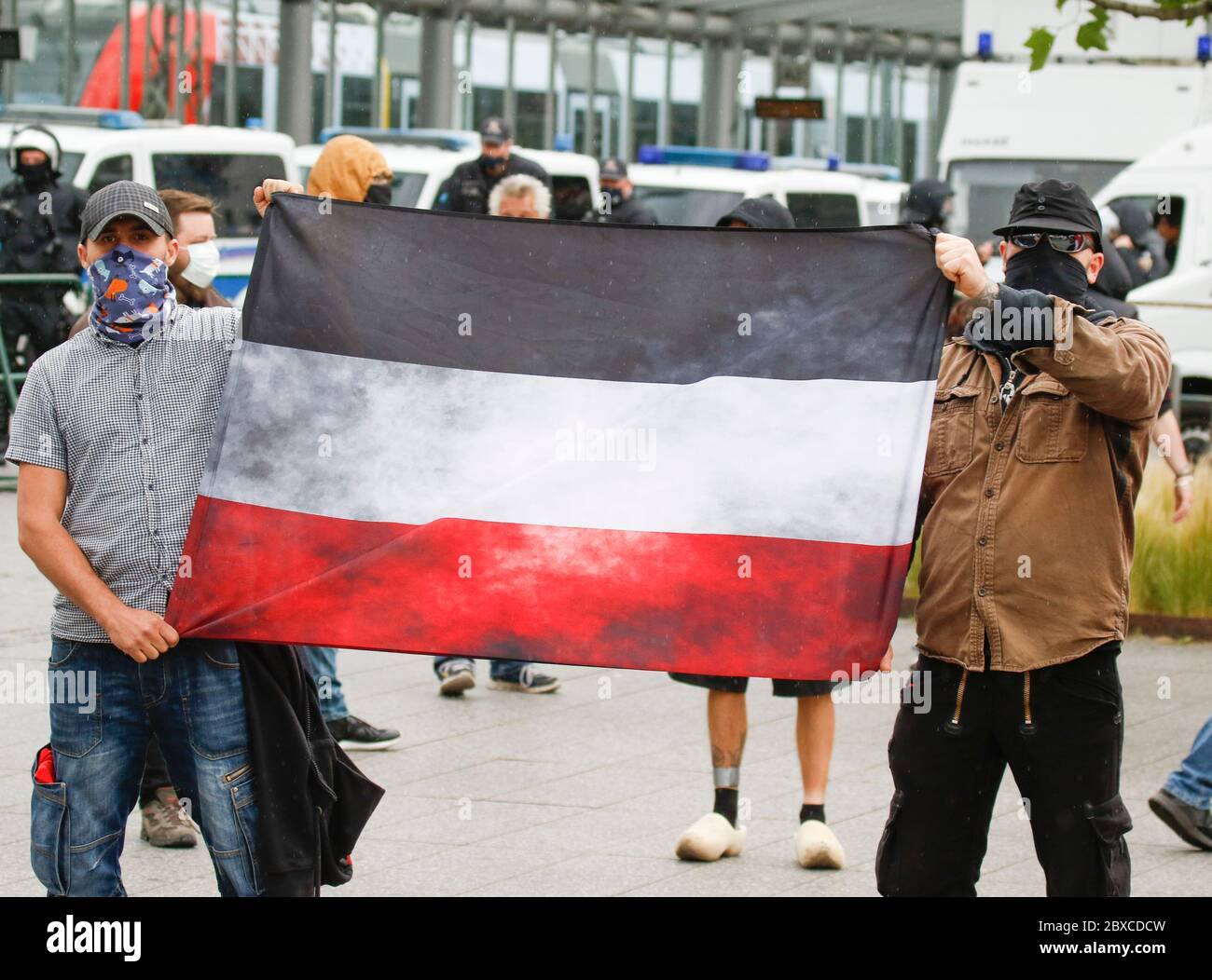 Worms, Allemagne. 06e juin 2020. Deux manifestants arborèrent un drapeau sale de l'empire allemand. Environ 50 manifestants de droite ont défilé dans le centre-ville de Worms pour les 12 dernières années « la mort de l'avenir allemand ». La marche a été courte en raison de plusieurs centaines de contre-manifestants qui ont bloqué le chemin de la marche de droite. La marche a été un événement annuel de droite dans différentes villes allemandes qui a attiré plus de 1000 000 manifestants à son sommet. (Photo de Michael Debets/Pacific Press) Credit: Pacific Press Agency/Alay Live News Banque D'Images