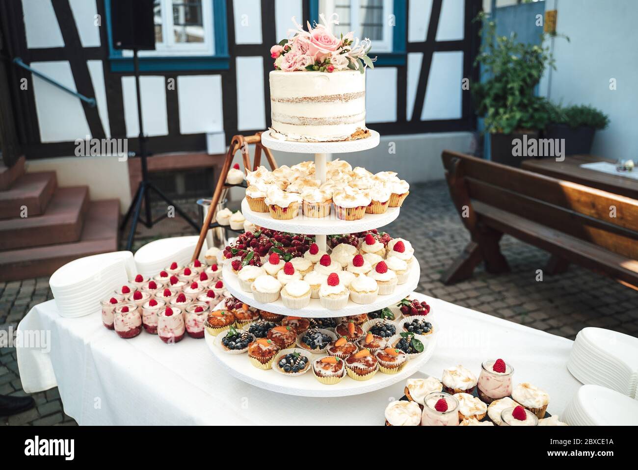 Dessert à quatre niveaux. Verres de désert, petits gâteaux et divers desserts délicieux. Concept de célébration, fête, anniversaire ou mariage. Banque D'Images