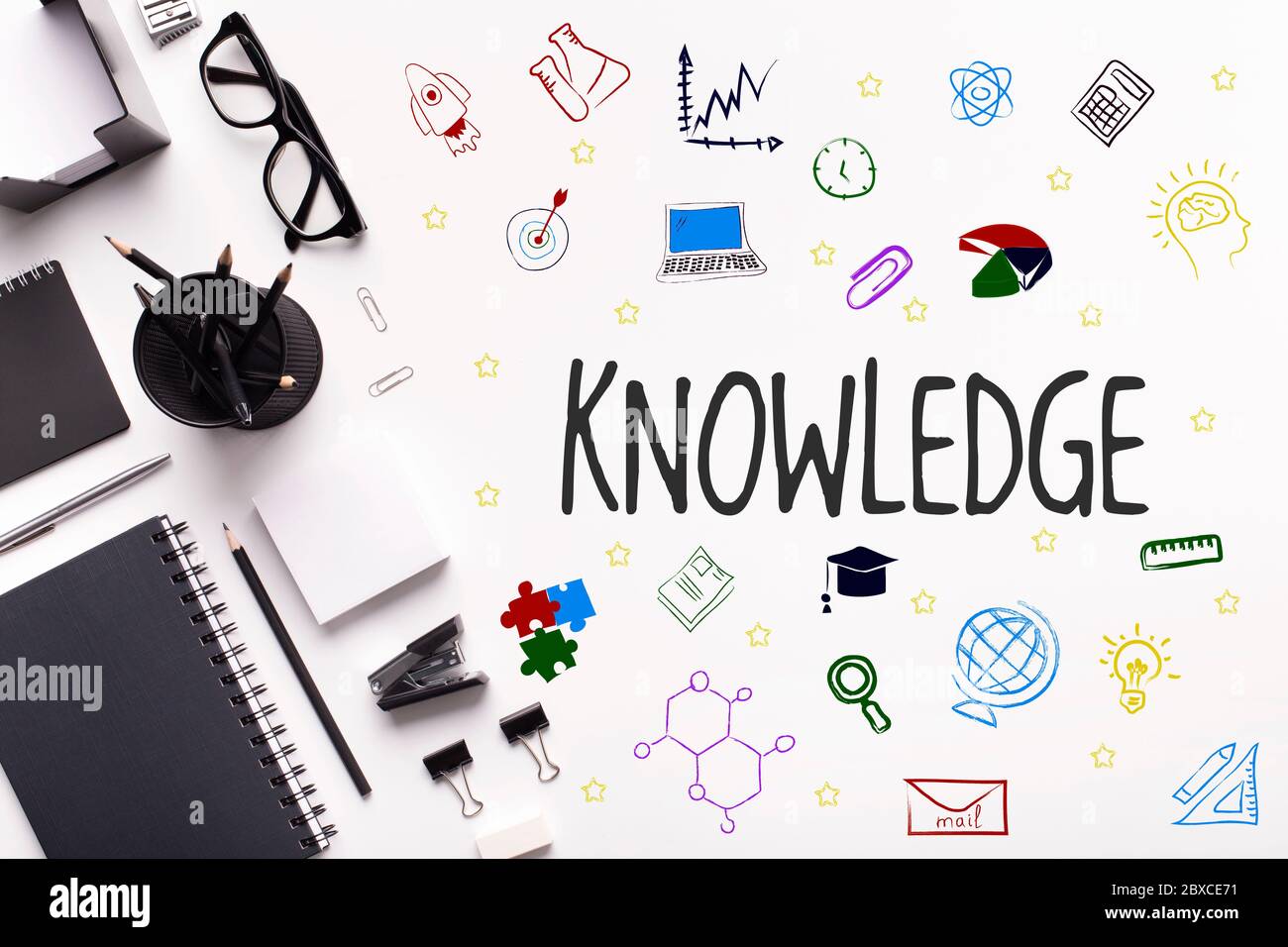 Verres de nérème, papeterie et molécule, globe, cerveau et autres symboles de la science, dessinés sur fond blanc Banque D'Images