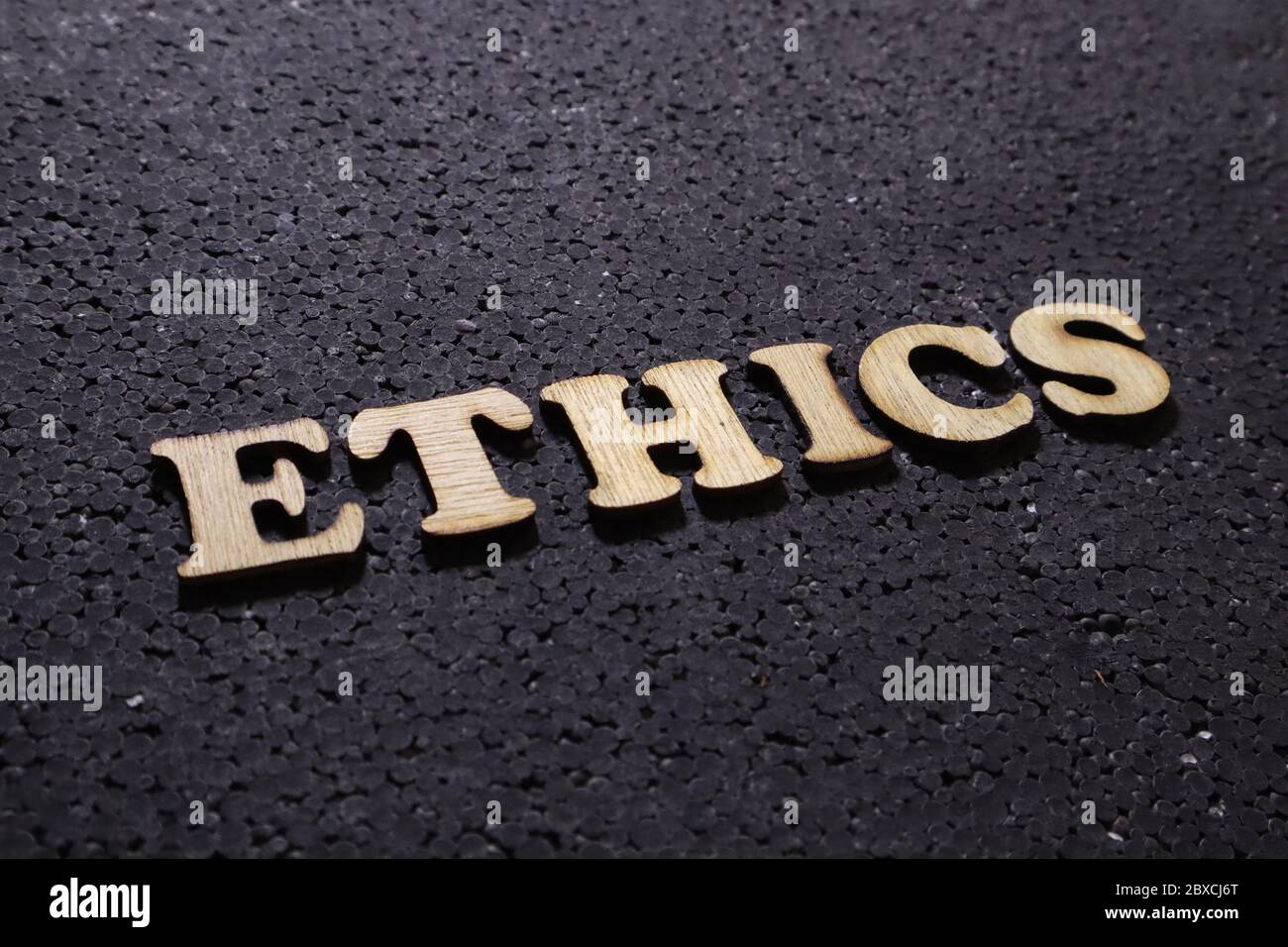 Éthique. Motivation Internet mots d'affaires citations, lettrage en bois typographie concept sur fond noir Banque D'Images