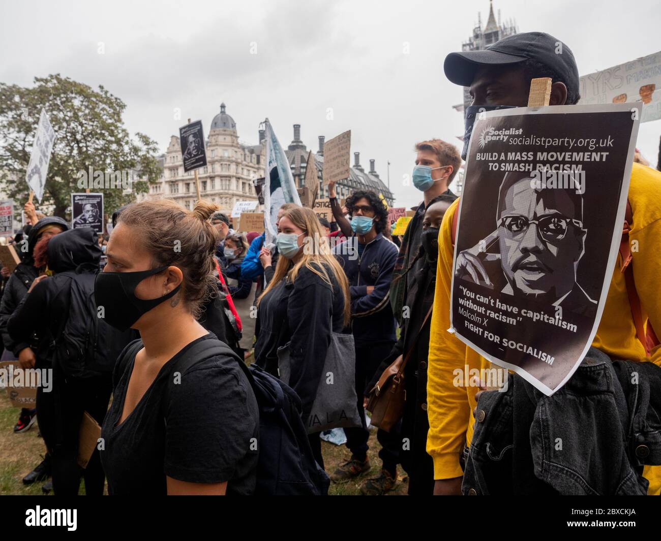 Londres. ROYAUME-UNI. Le 6 juin 2020. Les manifestants pendant la vie des Noirs ont leur importance sur la place du Parlement. Banque D'Images