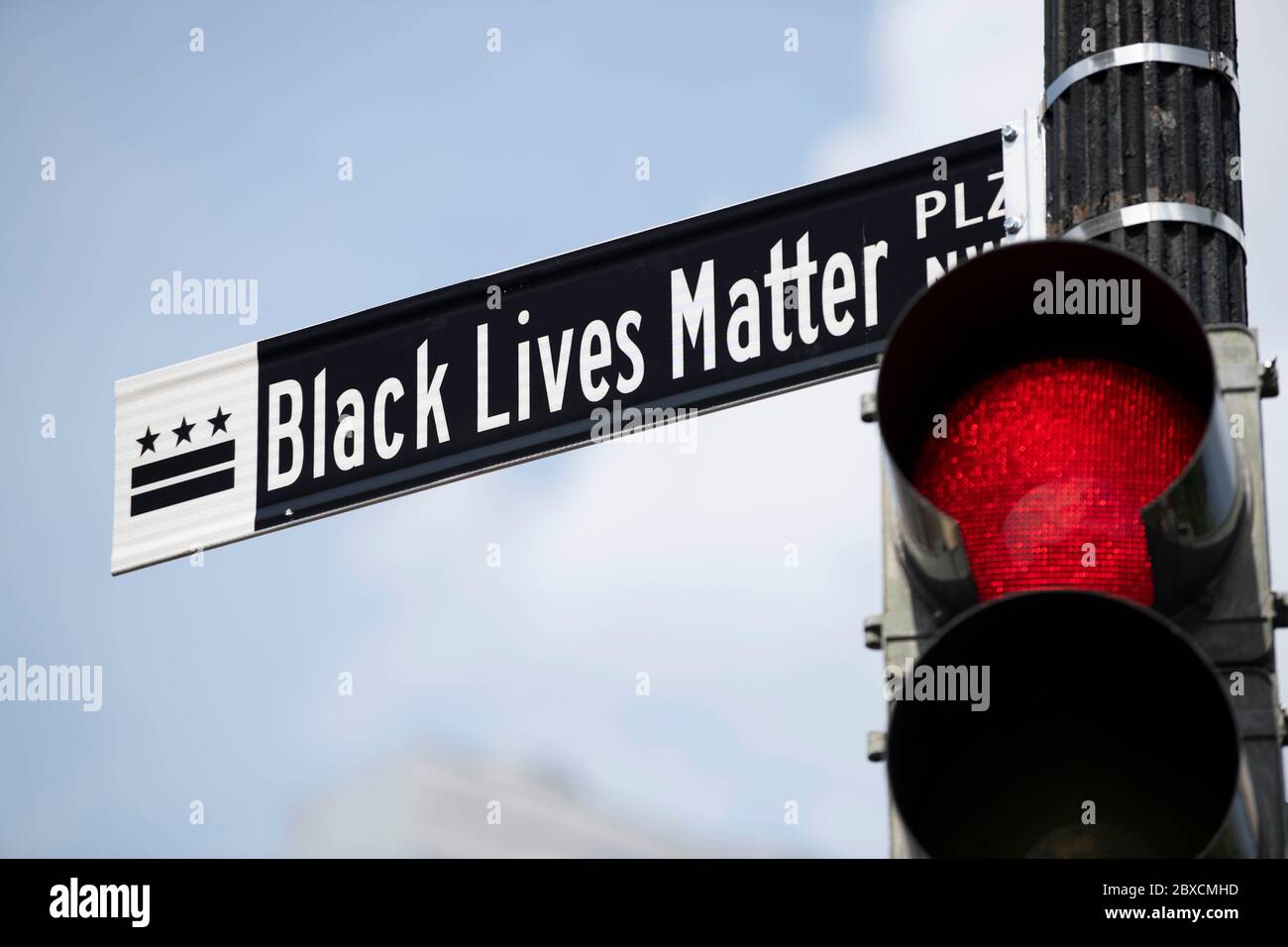 Washington, États-Unis. 6 juin 2020. Le panneau 'Black Lives Matter Plaza' est visible à Washington, DC, aux États-Unis, le 6 juin 2020. Scandant des slogans tout en tenant des signes, des milliers de manifestants ont défilé samedi à Washington, DC, organisant ce qui devrait être la plus grande manifestation dans la capitale nationale contre l'injustice raciale et la brutalité policière. Credit: Liu Jie/Xinhua/Alay Live News Banque D'Images