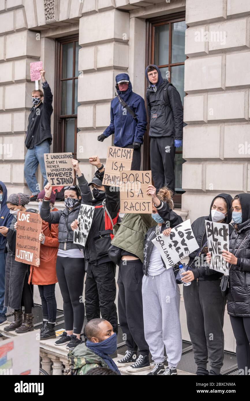Black Lives Matter Protest à Londres le 2020 juin, montrant la solidarité à la mort de George Floyd Banque D'Images