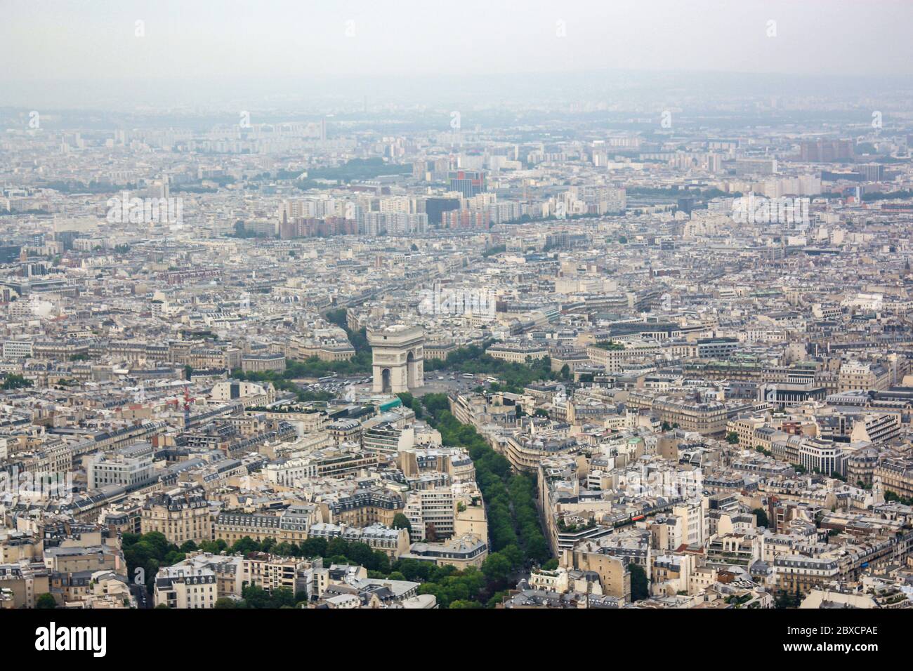 La vue imprenable sur Paris depuis le sommet de la Tour Eiffel. Banque D'Images