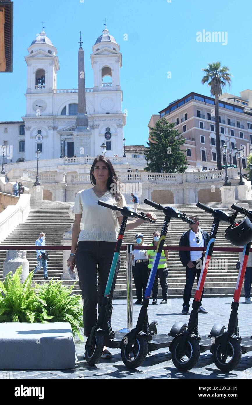 Roma, Italie. 06e juin 2020. Le maire de Rome, Virginia Raggi aujourd'hui, sur la Piazza di Spagna, a inauguré le nouveau service de location de scooters électriques. Crédit: SPP Sport presse photo. /Actualités en direct d'Alay Banque D'Images