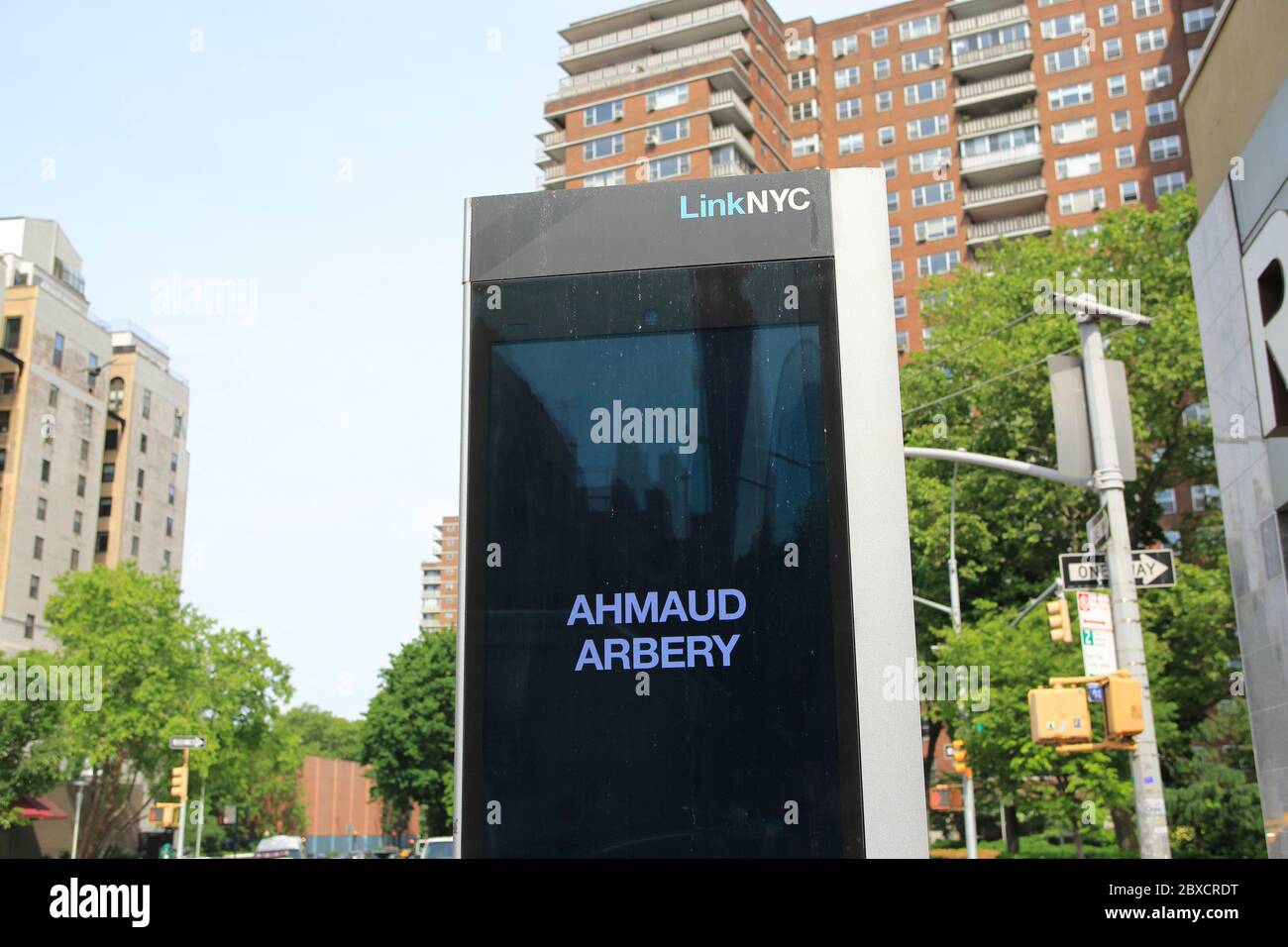 LinkNYC borne WiFi gratuite à Manhattan, le nom d'Ahmaud Arbery. LinkNYC kiosques ont montré les noms d'hommes et de femmes qui ont perdu la vie en raison de la brutalité de la police, alors que des manifestations nationales déclenchées par le meurtre de George Floyd ont lieu dans tout les États-Unis juin 2020 New York City Banque D'Images