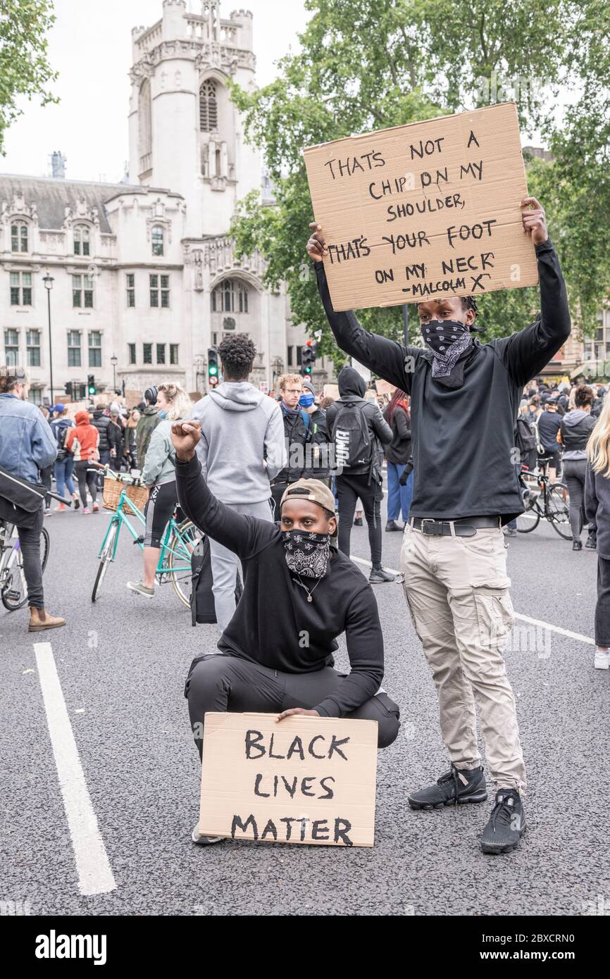 Black Lives Matter Protest à Londres le 2020 juin, montrant la solidarité à la mort de George Floyd Banque D'Images
