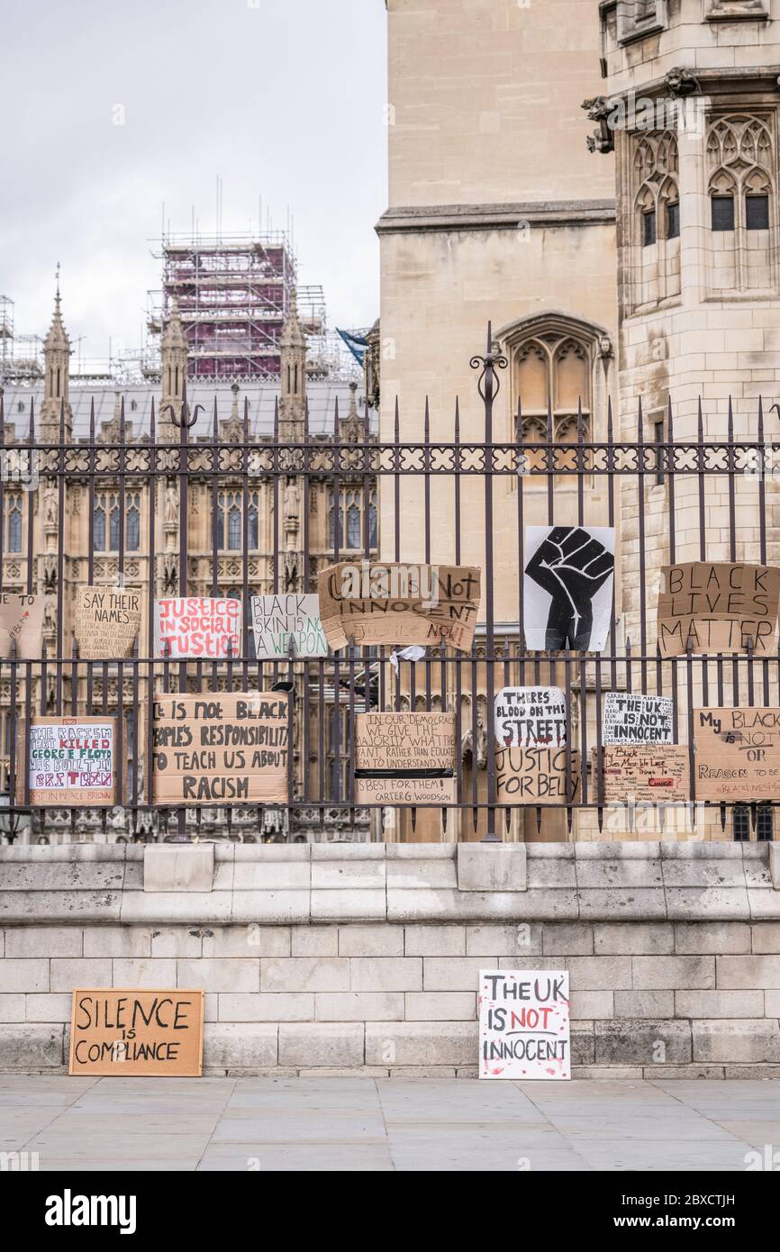 Black Lives Matter Protest à Londres le 2020 juin, montrant la solidarité à la mort de George Floyd Banque D'Images