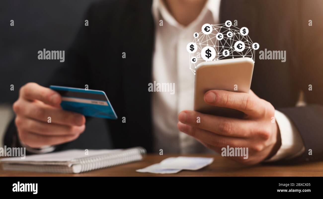 Collage créatif d'homme d'affaires utilisant un smartphone et une carte de crédit pour les paiements en ligne Banque D'Images