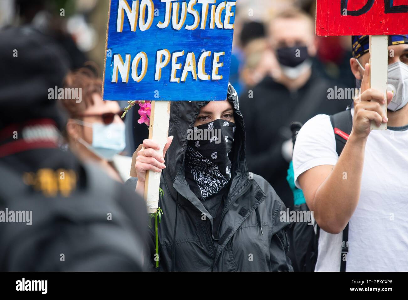 MANCHESTER, ROYAUME-UNI. 6 juin UNE grande échelle de Black Lives a lieu de protester dans les jardins Piccadilly de Manchester. La manifestation de masse a eu lieu malgré les inquiétudes sur les distancices sociales et un nombre apparemment croissant de r dans le Nord-Ouest. Samedi 6 juin 2020 (crédit : Pat Scaasi | MI News) crédit : MI News & Sport /Alay Live News Banque D'Images