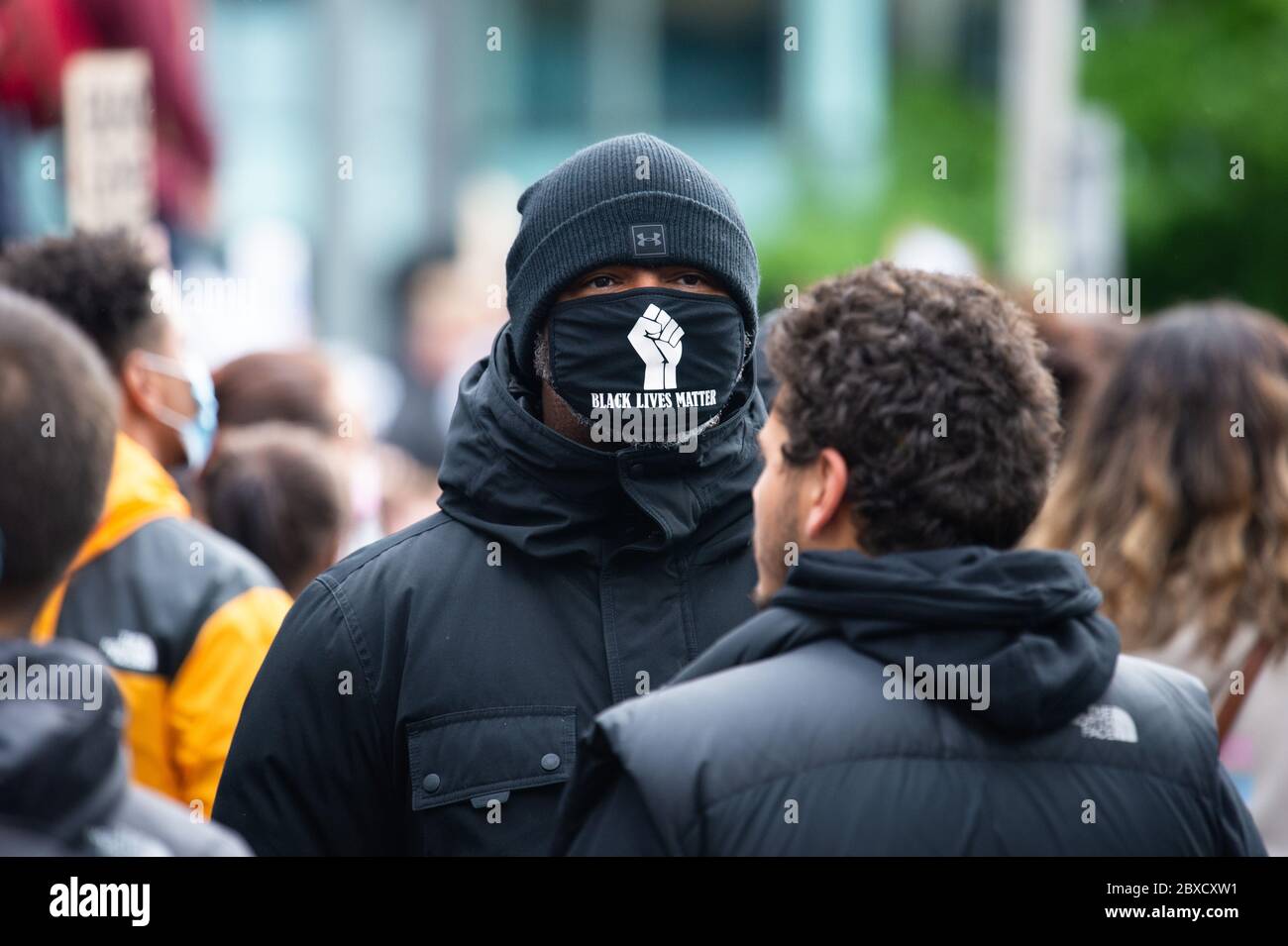 MANCHESTER, ROYAUME-UNI. 6 juin UNE grande échelle de Black Lives a lieu de protester dans les jardins Piccadilly de Manchester. La manifestation de masse a eu lieu malgré les inquiétudes sur les distancices sociales et un nombre apparemment croissant de r dans le Nord-Ouest. Samedi 6 juin 2020 (crédit : Pat Scaasi | MI News) crédit : MI News & Sport /Alay Live News Banque D'Images