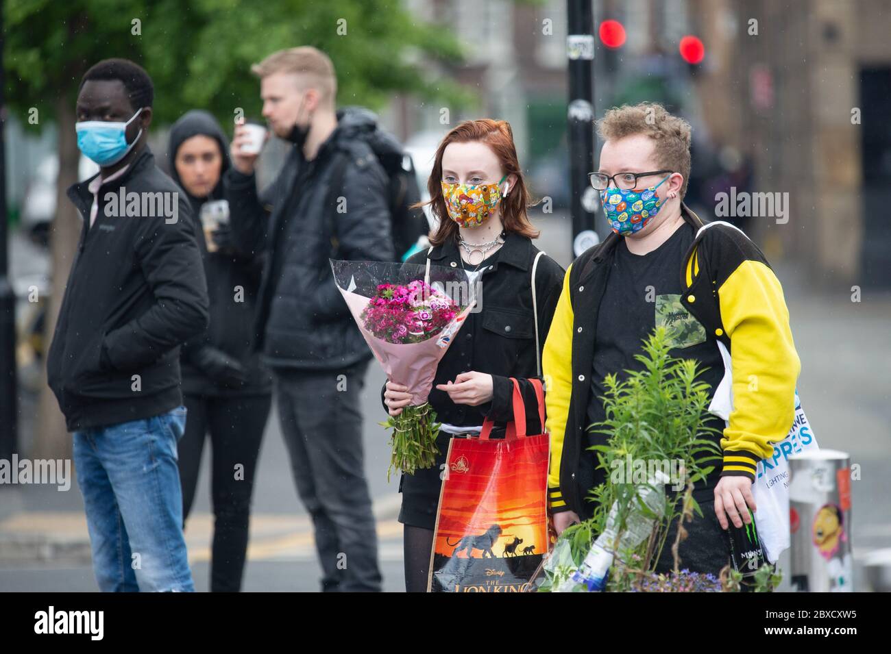 MANCHESTER, ROYAUME-UNI. 6 juin UNE grande échelle de Black Lives a lieu de protester dans les jardins Piccadilly de Manchester. La manifestation de masse a eu lieu malgré les inquiétudes sur les distancices sociales et un nombre apparemment croissant de r dans le Nord-Ouest. Samedi 6 juin 2020 (crédit : Pat Scaasi | MI News) crédit : MI News & Sport /Alay Live News Banque D'Images