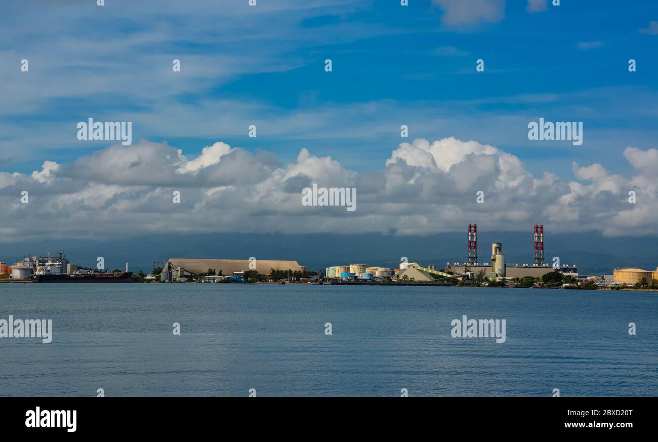 Point-a-Pitre, Guadeloupe - 17 septembre 2018 : navire de cargaison ancré dans le port de Pointe-a-Pitre en Guadeloupe. Ciel bleu avec nuages blancs. Copier l'espace Banque D'Images
