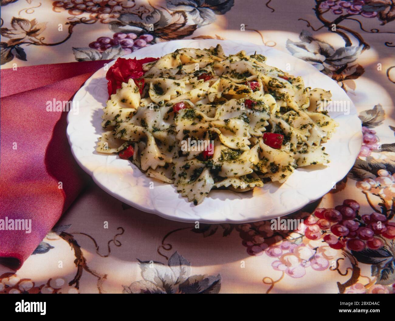 Pâtes à noeud pesto Banque D'Images