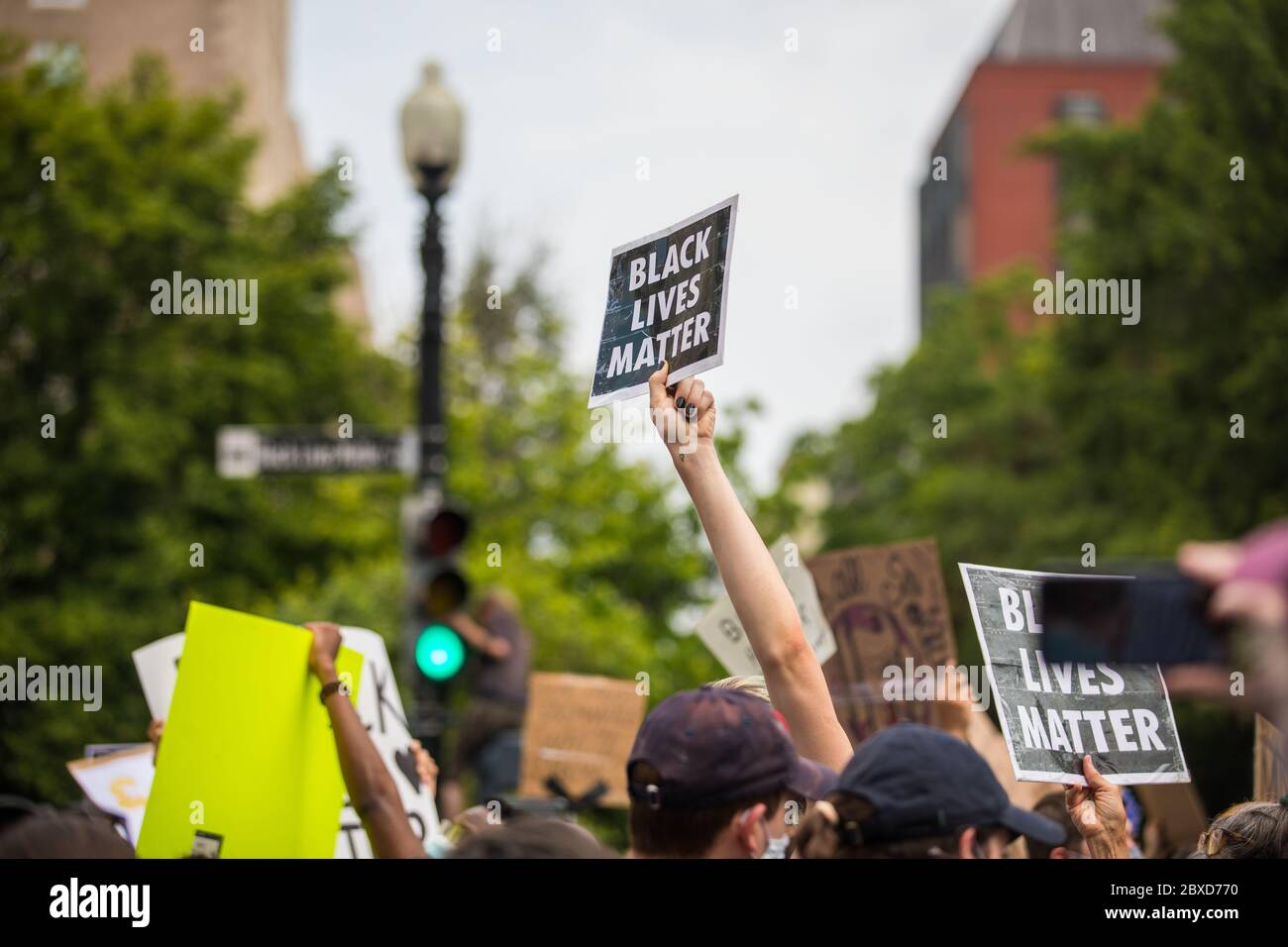 Washington, D.C., États-Unis. 6 juin 2020. Les manifestants se réunissent pour une manifestation de Black Lives Matter à Washington, D.C., ce qui a marqué le plus grand rassemblement de manifestants de la ville depuis la mort de George Floyd. Credit Nicole Glass / Alamy Live News. Banque D'Images