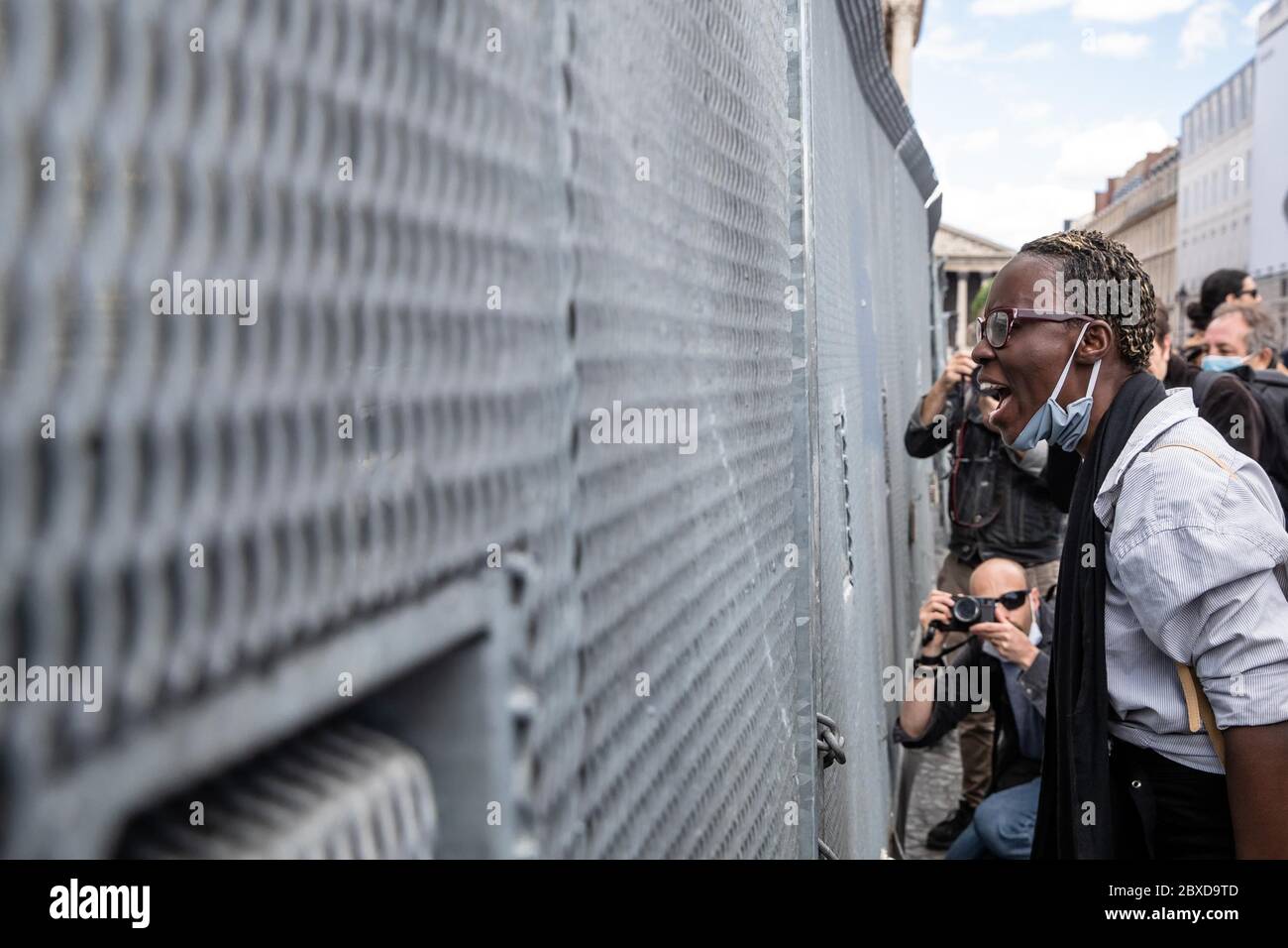 Paris, France. 6 juin 2020. Un manifestant est vu lors d'une manifestation à Paris, en France, le 6 juin 2020. Des dizaines de milliers de personnes se sont réunies samedi à Paris et dans plusieurs autres villes françaises pour rendre hommage à George Floyd, un Afro-américain décédé des suites de brutalités policières aux États-Unis et des victimes de violences policières en France. Crédit: Aurélien Morissard/Xinhua/Alay Live News Banque D'Images
