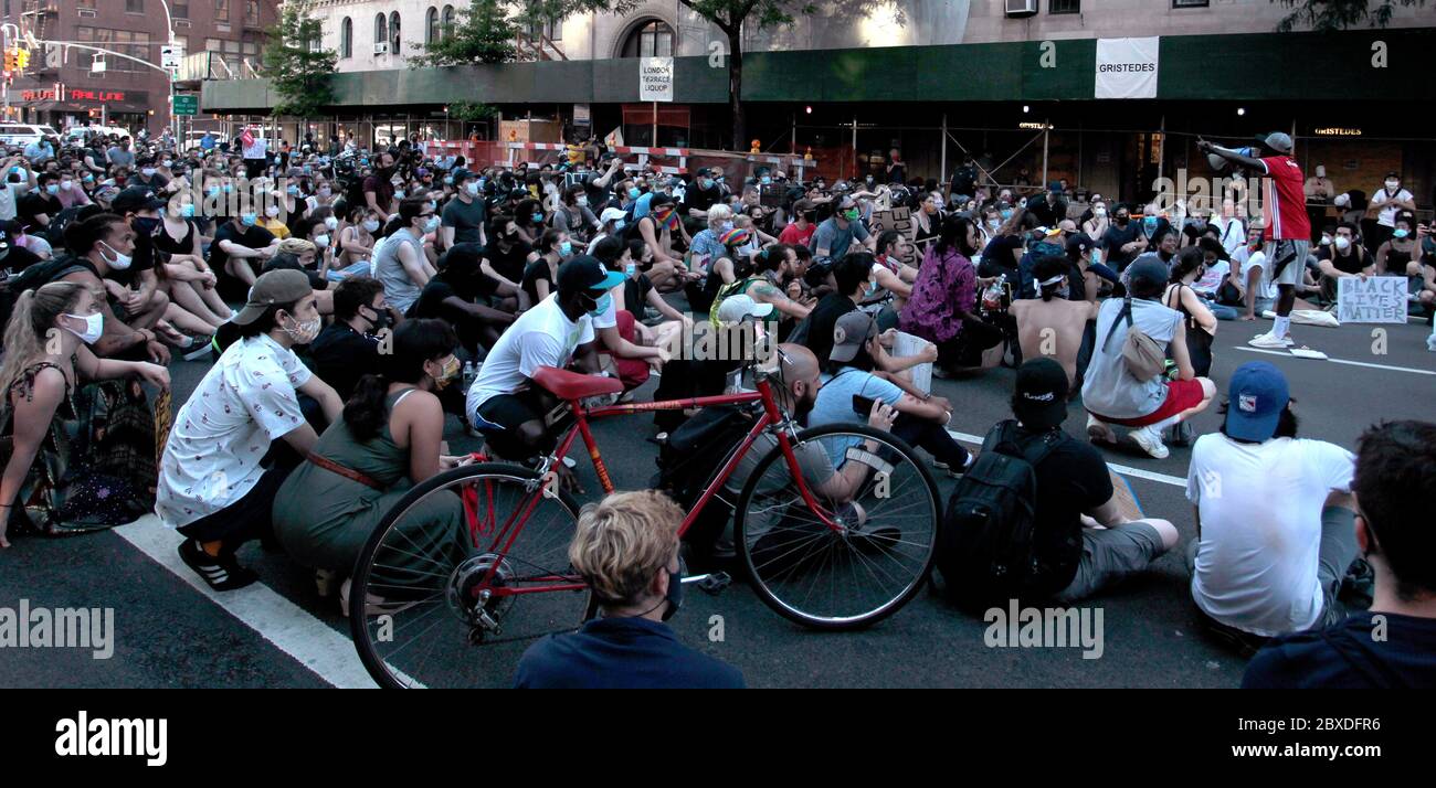 New York, New York, États-Unis. 6 juin 2020. Les manifestants défilant en réponse à la mort de George Floyd, afro-américain, alors qu'ils sont sous la garde de la police de Minneapolis et en soutien au mouvement Black Lives Matter, s'assoient sur le trottoir au coin de la 9e Avenue et de la 23e rue ouest dans le quartier de Chelsea à Manhattan aujourd'hui. Il s'agissait d'une des centaines de manifestations aux États-Unis et dans le monde entier en réponse à la mort de Floyd la semaine dernière. Crédit : Adam Stoltman/Alamy Live News Banque D'Images