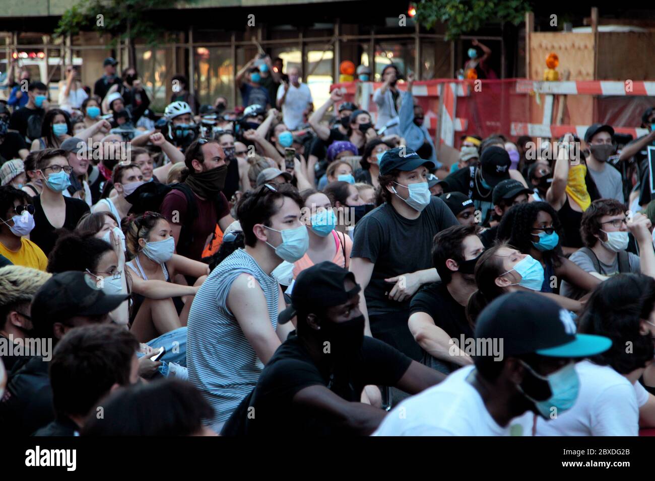 New York, New York, États-Unis. 6 juin 2020. Les manifestants défilant en réponse à la mort de George Floyd, afro-américain, alors qu'ils sont sous la garde de la police de Minneapolis et en soutien au mouvement Black Lives Matter, s'assoient sur le trottoir au coin de la 9e Avenue et de la 23e rue ouest dans le quartier de Chelsea à Manhattan aujourd'hui. Il s'agissait d'une des centaines de manifestations aux États-Unis et dans le monde entier en réponse à la mort de Floyd la semaine dernière. Crédit : Adam Stoltman/Alamy Live News Banque D'Images