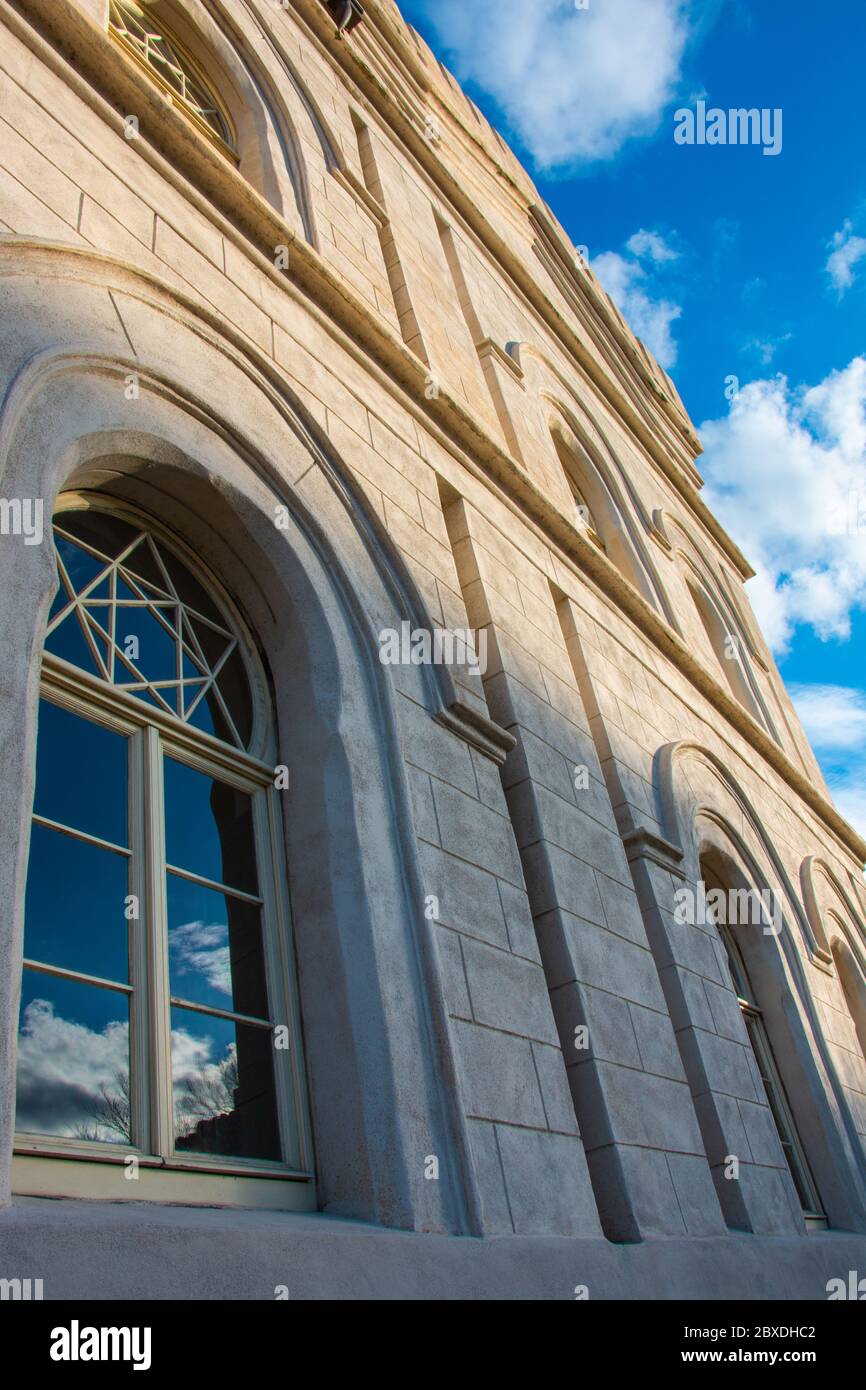 Fenêtre avec étoile juive et détails architecturaux de ciel Banque D'Images