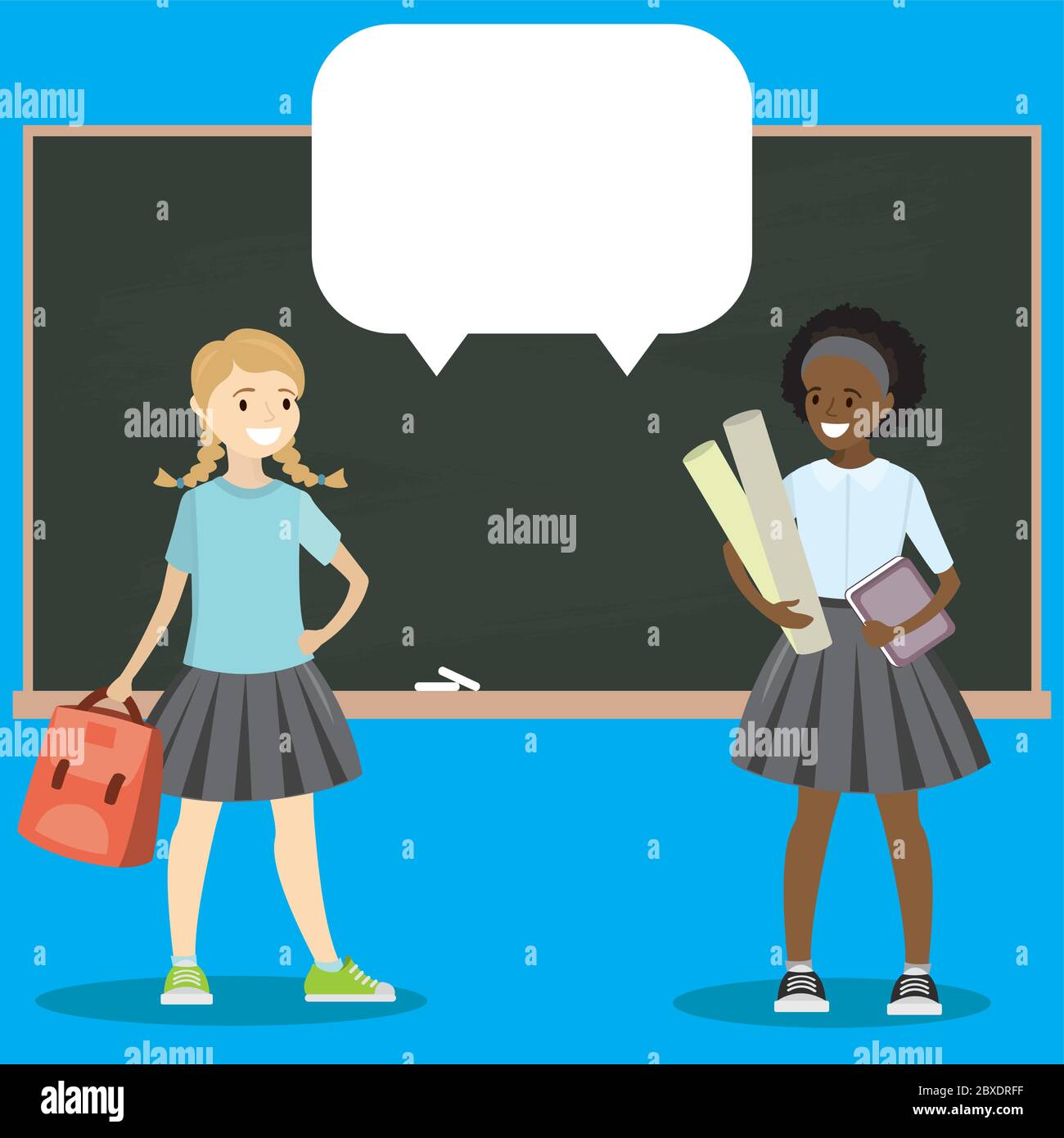 Deux écolières souriantes se tiennent près du conseil scolaire, un modèle de bulle de discours vide, une illustration vectorielle plate Illustration de Vecteur