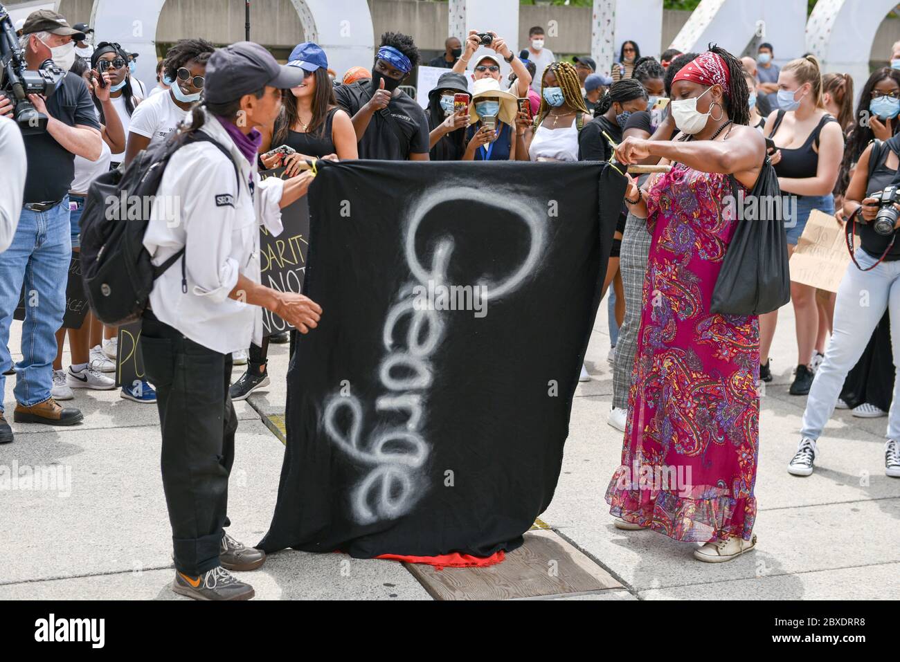 TORONTO, ONTARIO/CANADA – 6 samedi 2020 juin : des milliers de personnes sont descendues dans les rues de Toronto dans des manifestations distinctes pour protester contre le racisme et la brutalité policière, samedi, à Toronto, au Canada. Banque D'Images