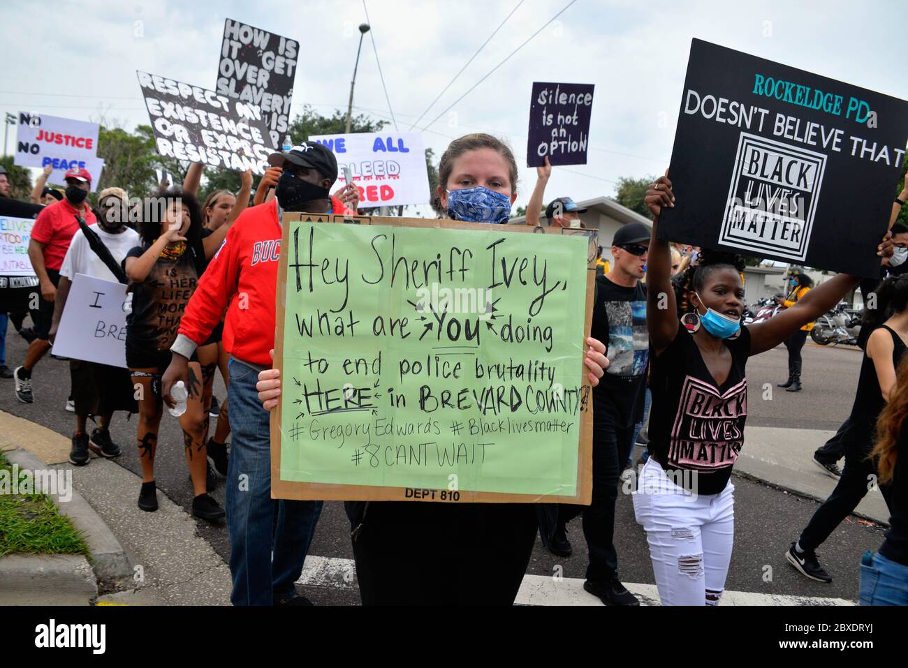 Cacao, Floride. ÉTATS-UNIS. 6 juin 2020. Environ 1,500 personnes ont participé à une marche pour un rassemblement de démonstration de Justice dans les rues de la ville. Une déclaration publiée par le département de police de Cocoa a déclaré : « le département fournira la sécurité publique à chaque individu au cours du mois de mars, et nous demandons aux citoyens de signaler toute activité suspecte ». Crédit photo : Julian Leek/Alay Live News Banque D'Images